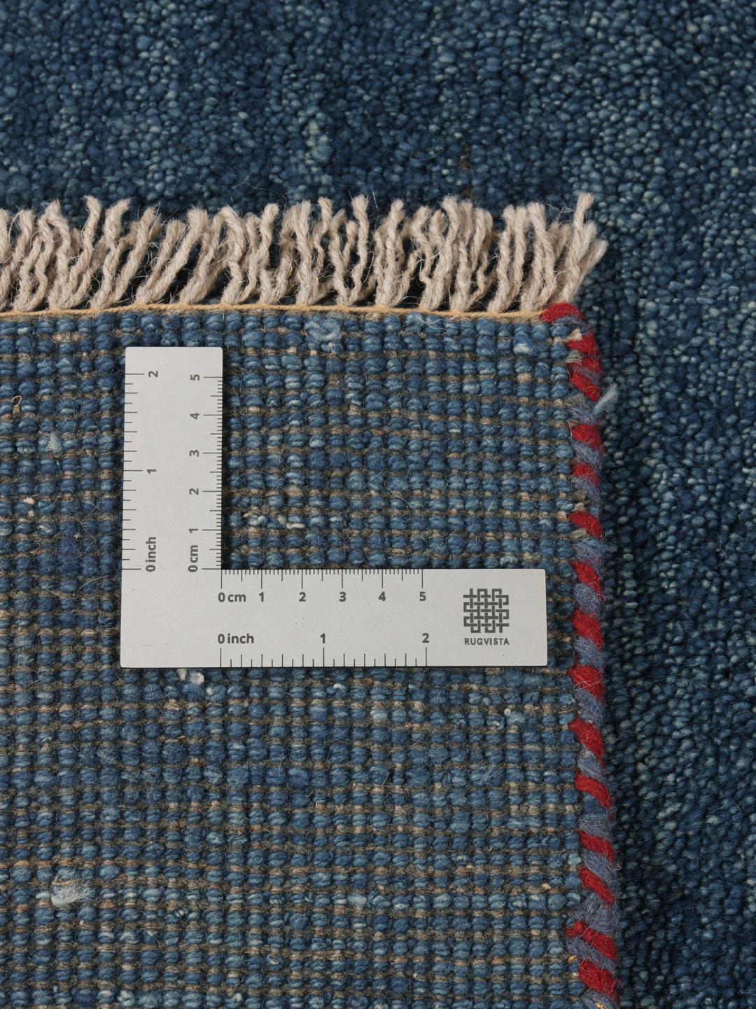 Een handgeknoopt blauw Gabbeh Fine tapijt uit het Midden-Oosten met een minimalistisch ontwerp.