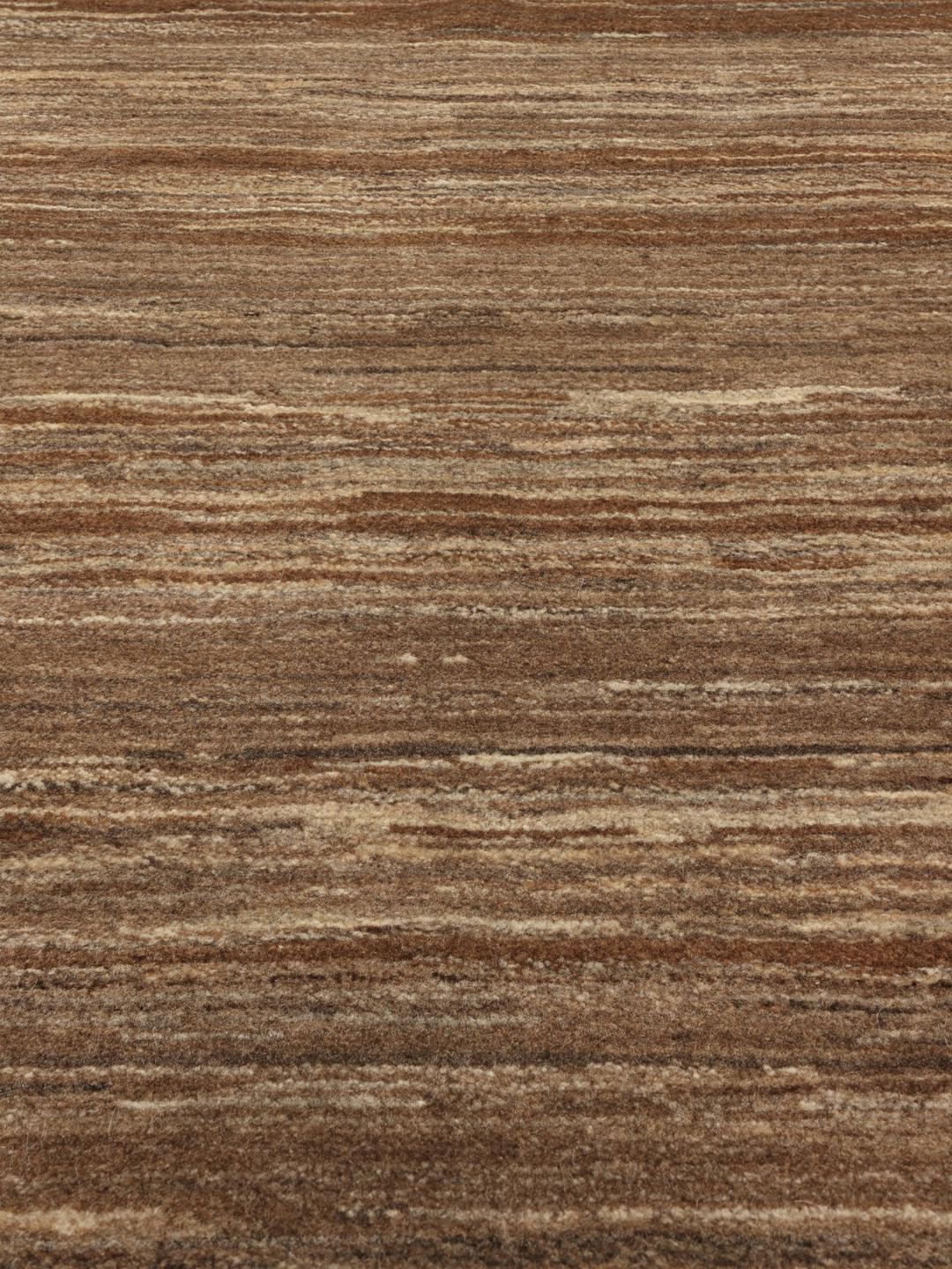 Håndknyttet brun uldløber fra Mellemøsten med et naturligt, tekstureret design.