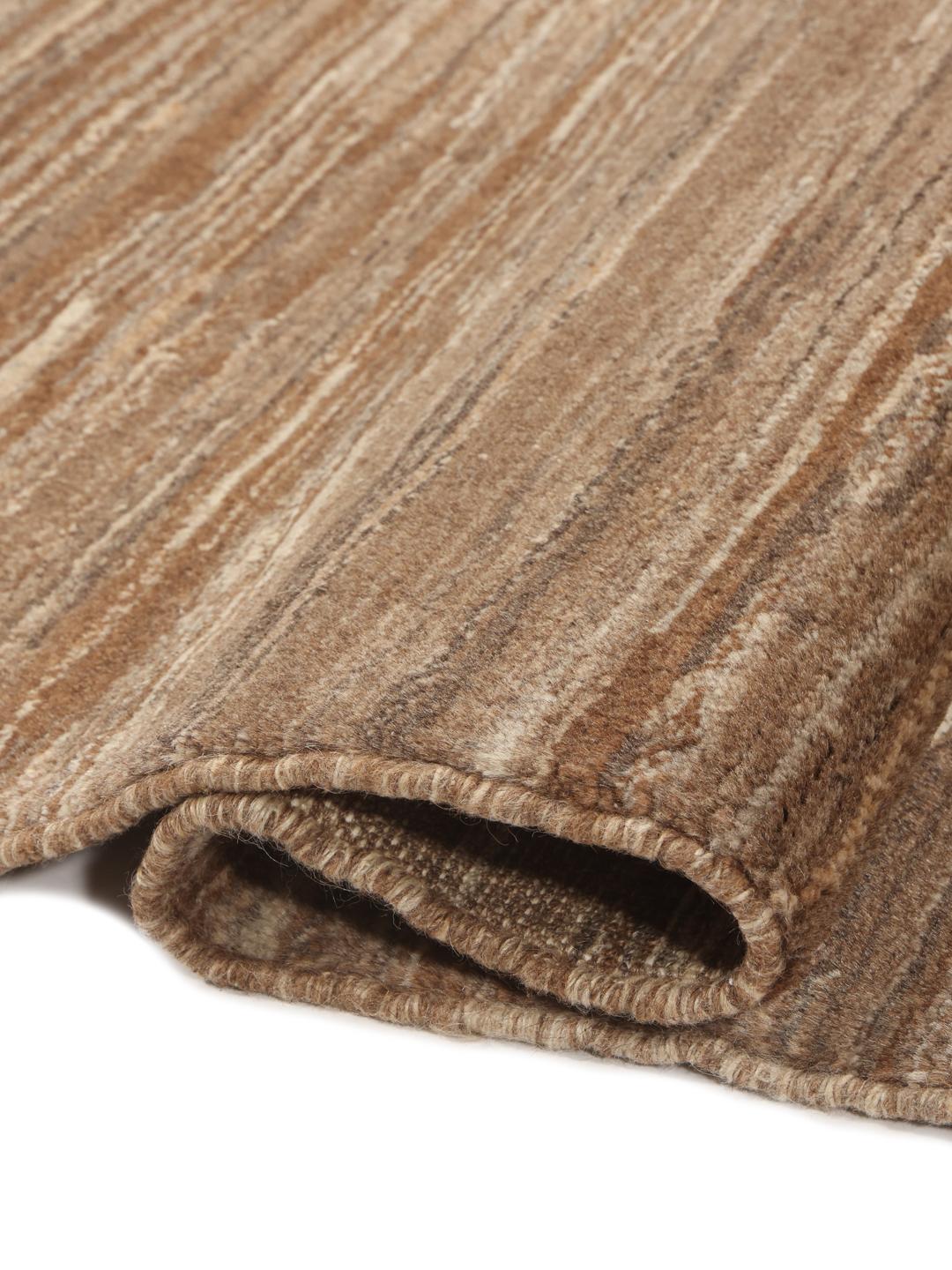 Håndknyttet brun uldløber fra Mellemøsten med et naturligt, tekstureret design.