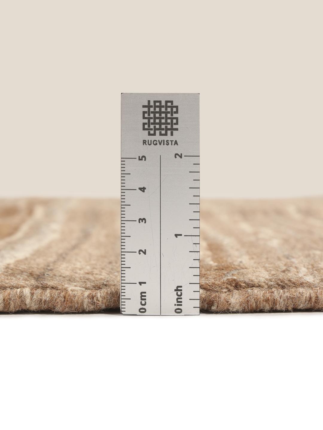 Håndknyttet brun uldløber fra Mellemøsten med et naturligt, tekstureret design.