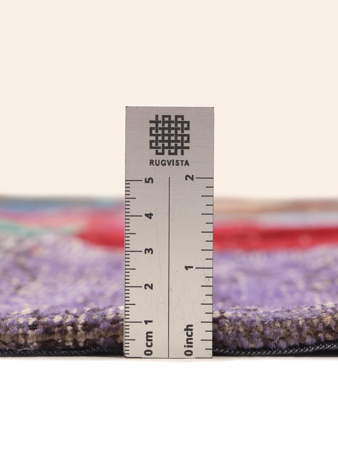 Een groot, levendig, rechthoekig patchwork tapijt uit Turkije met een veelkleurige pool van wol.