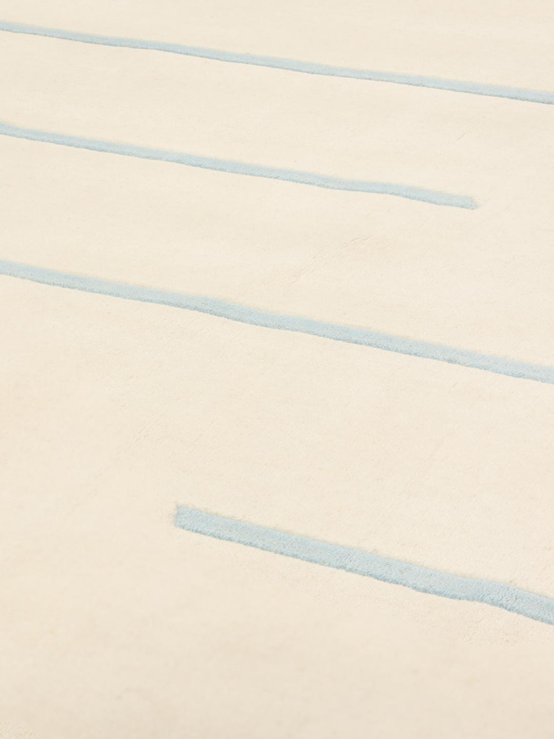 Rundt håndvævet tæppe med minimalistiske linjer fra Indien i beige og lyseblå