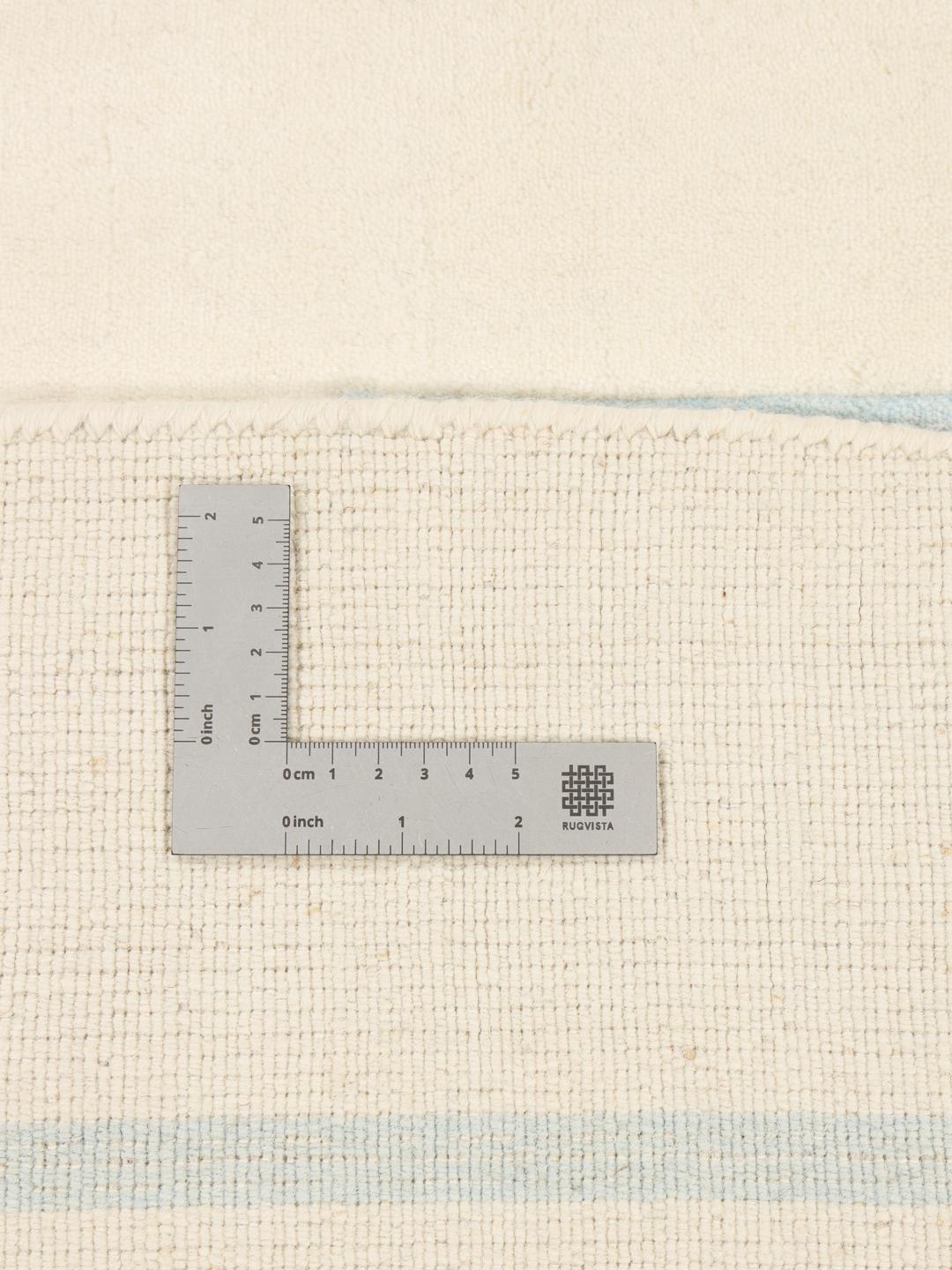 Rundt håndvævet tæppe med minimalistiske linjer fra Indien i beige og lyseblå
