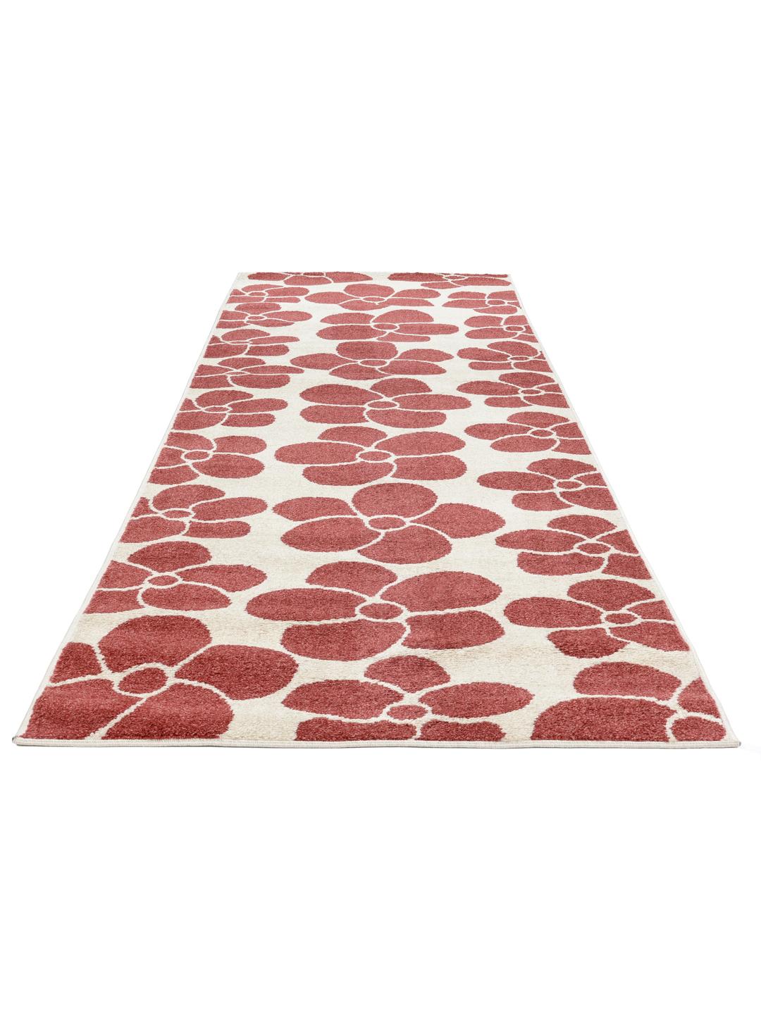 Un tapis de couloir arborant un motif floral rouge foncé sur fond blanc cassé.