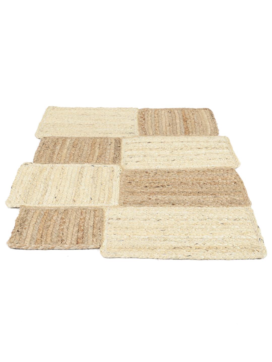 Tæppe i beige og hvid med en håndvævet naturlig jutetekstur.