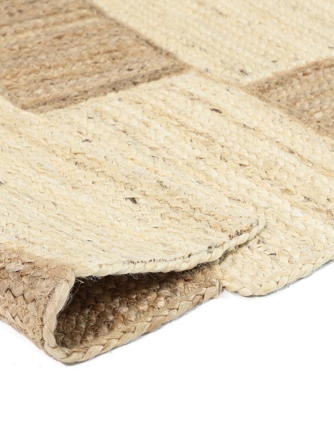Tæppe i beige og hvid med en håndvævet naturlig jutetekstur.