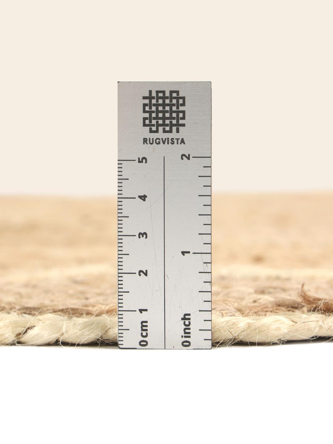 Rond beige jute vloerkleed met een schulprand