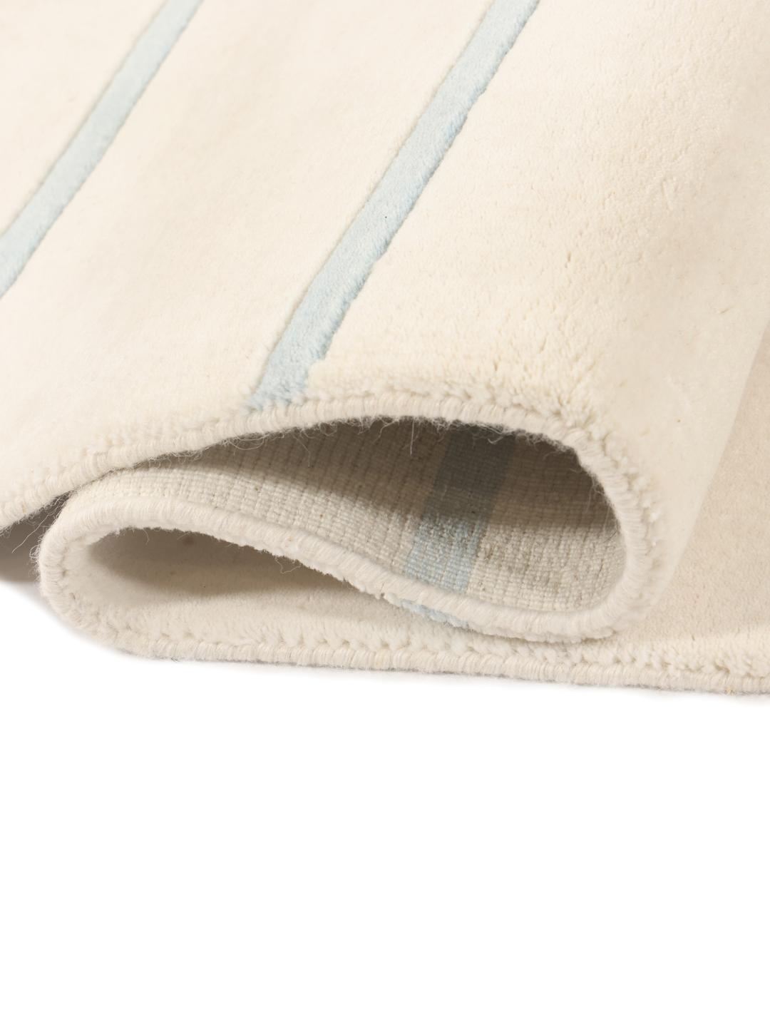 Et moderne beige og lyseblåt tæppe med et minimalistisk design af vandrette linjer fra Indien