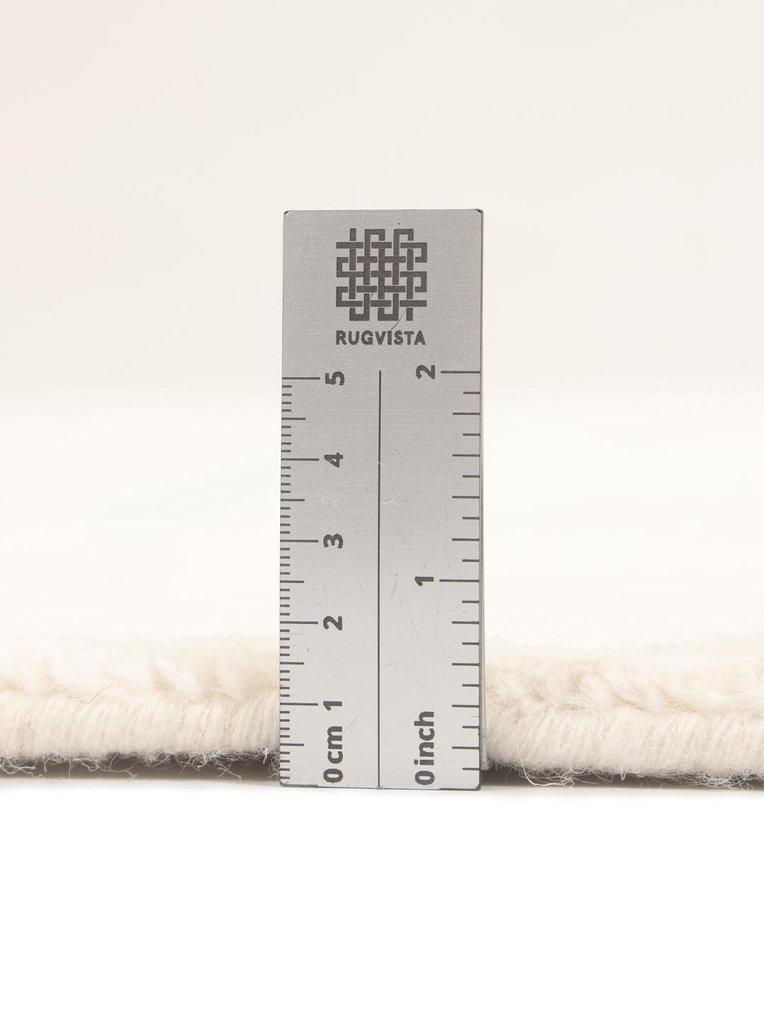 Et moderne beige og lyseblåt tæppe med et minimalistisk design af vandrette linjer fra Indien