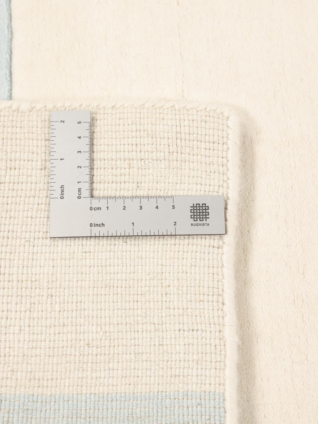 Et moderne beige og lyseblåt tæppe med et minimalistisk design af vandrette linjer fra Indien
