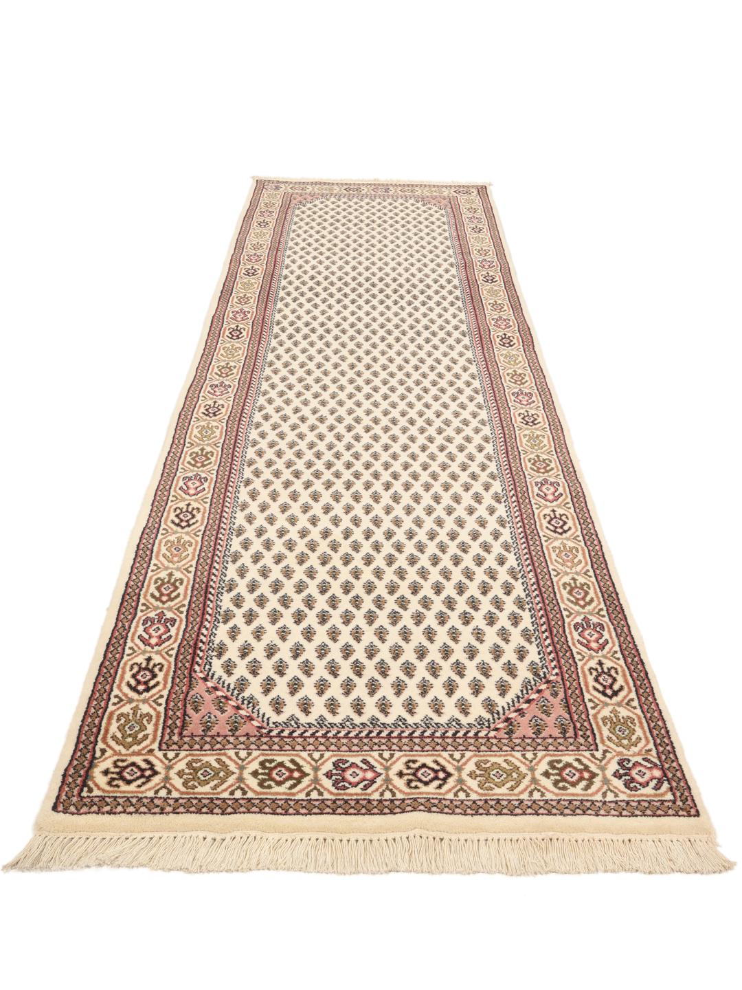 Un tapis de couloir Mir Indo noué à la main avec un champ beige et des motifs traditionnels d'Inde