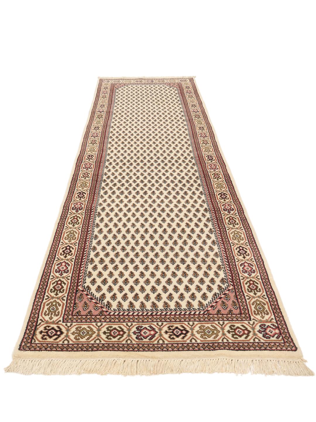Un tapis de couloir Mir Indo noué à la main avec un champ beige et des motifs traditionnels d'Inde