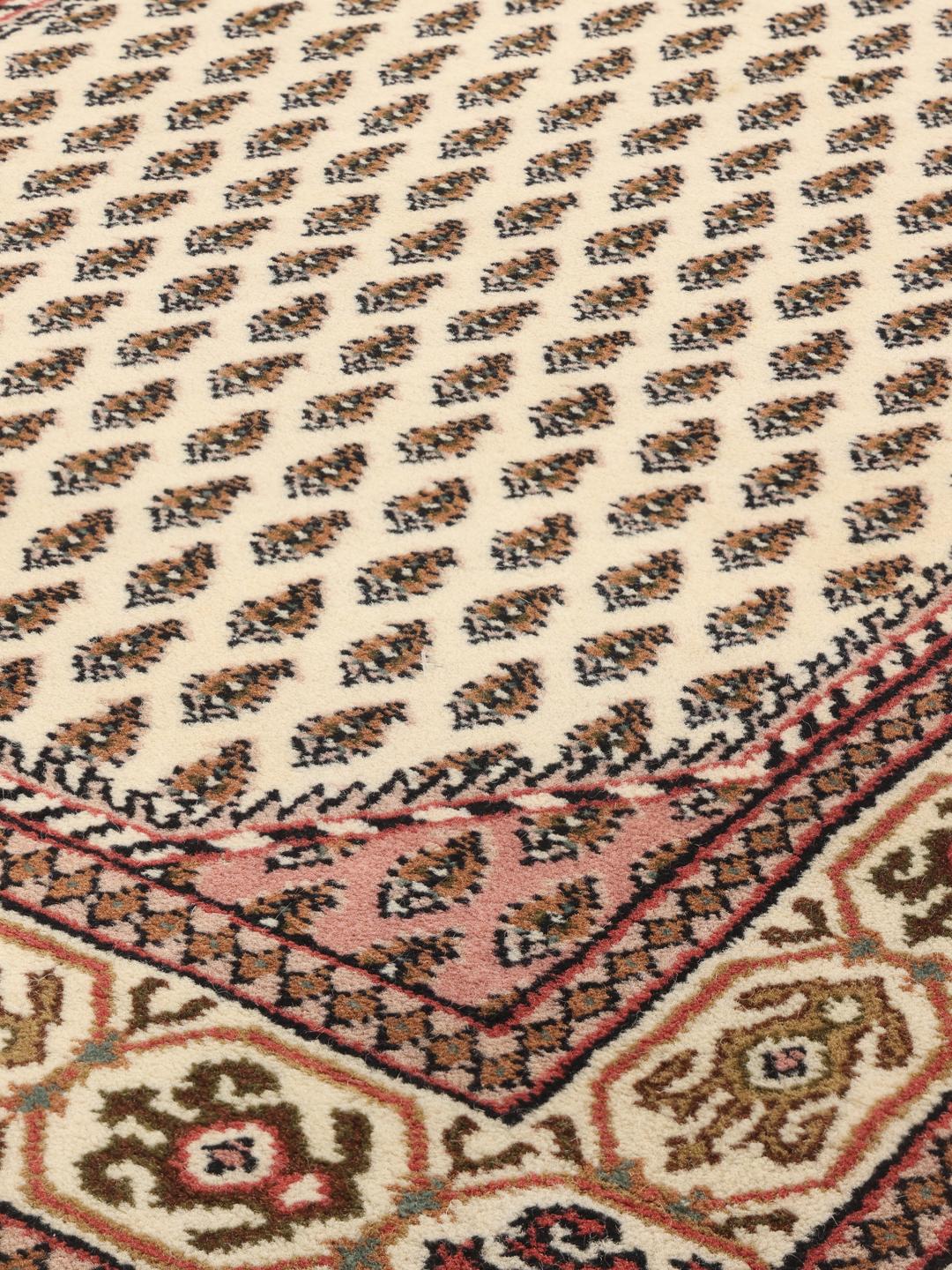 Un tapis de couloir Mir Indo noué à la main avec un champ beige et des motifs traditionnels d'Inde