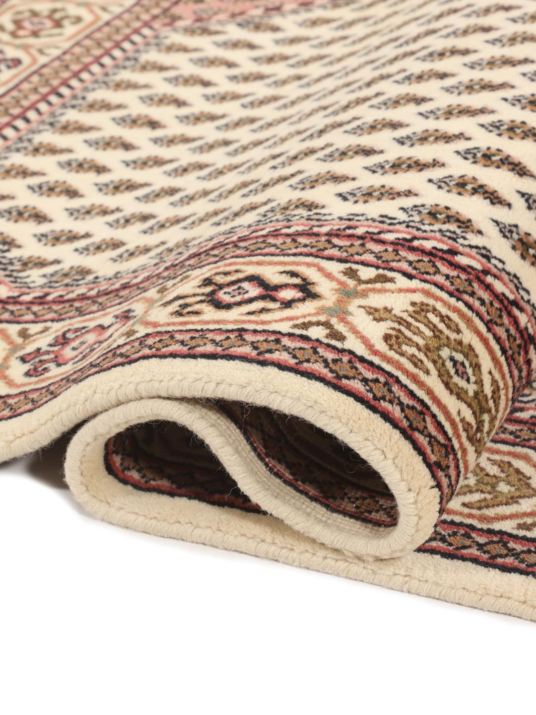 Un tapis de couloir Mir Indo noué à la main avec un champ beige et des motifs traditionnels d'Inde