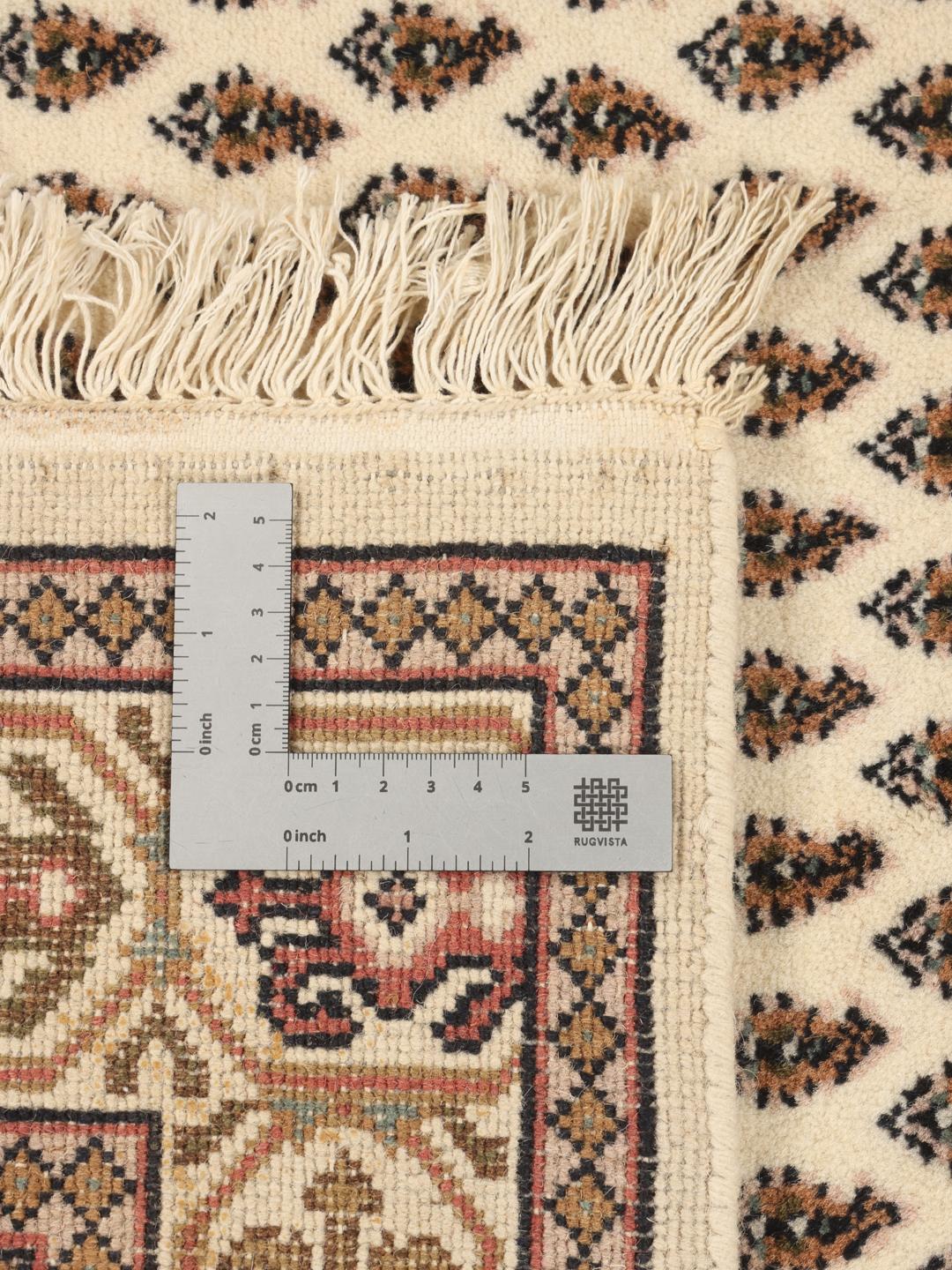 Un tapis de couloir Mir Indo noué à la main avec un champ beige et des motifs traditionnels d'Inde