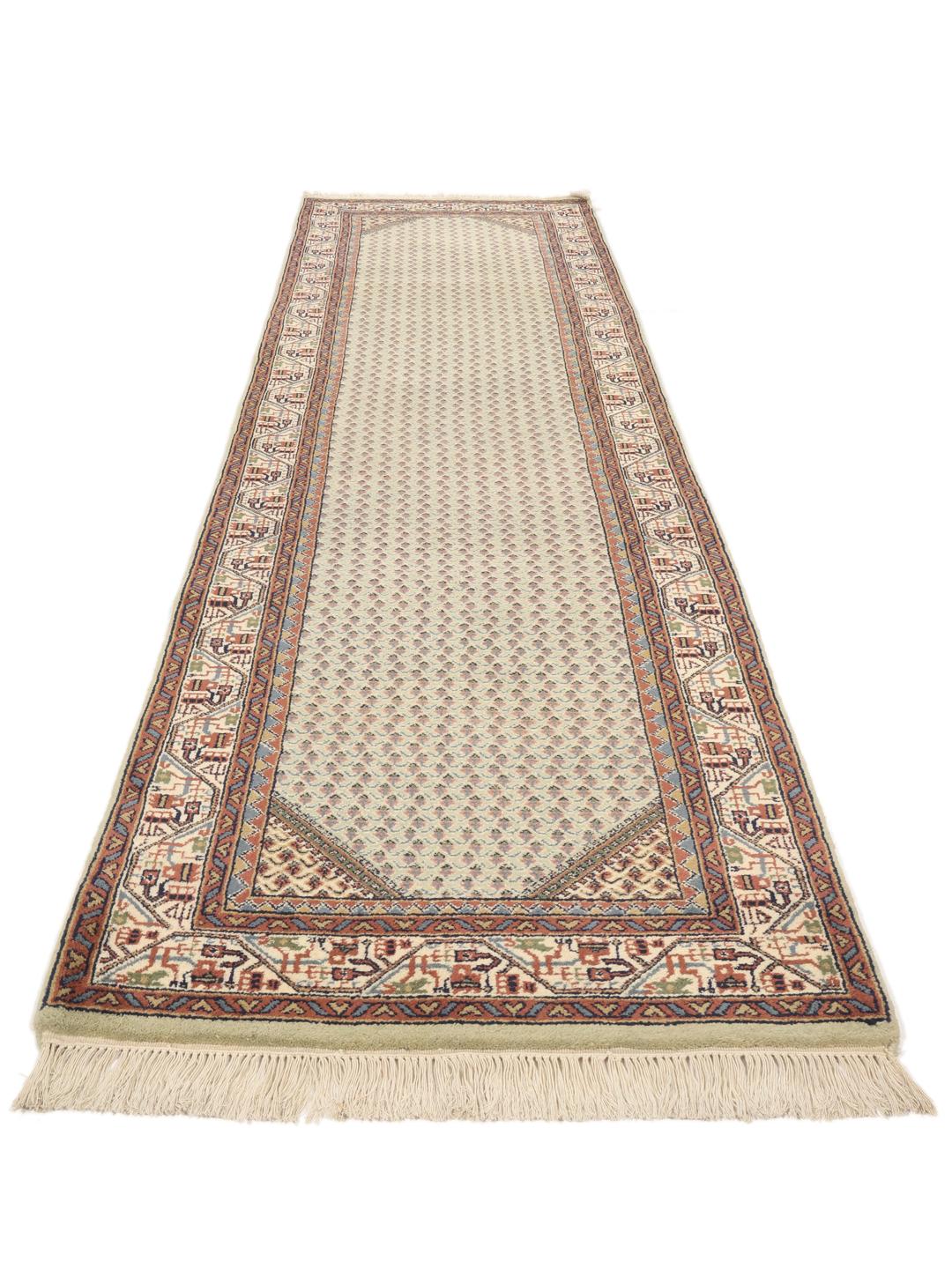 Tapis couloir Mir Indo noué à la main avec un motif floral répétitif dans des tons beige et multicolores.