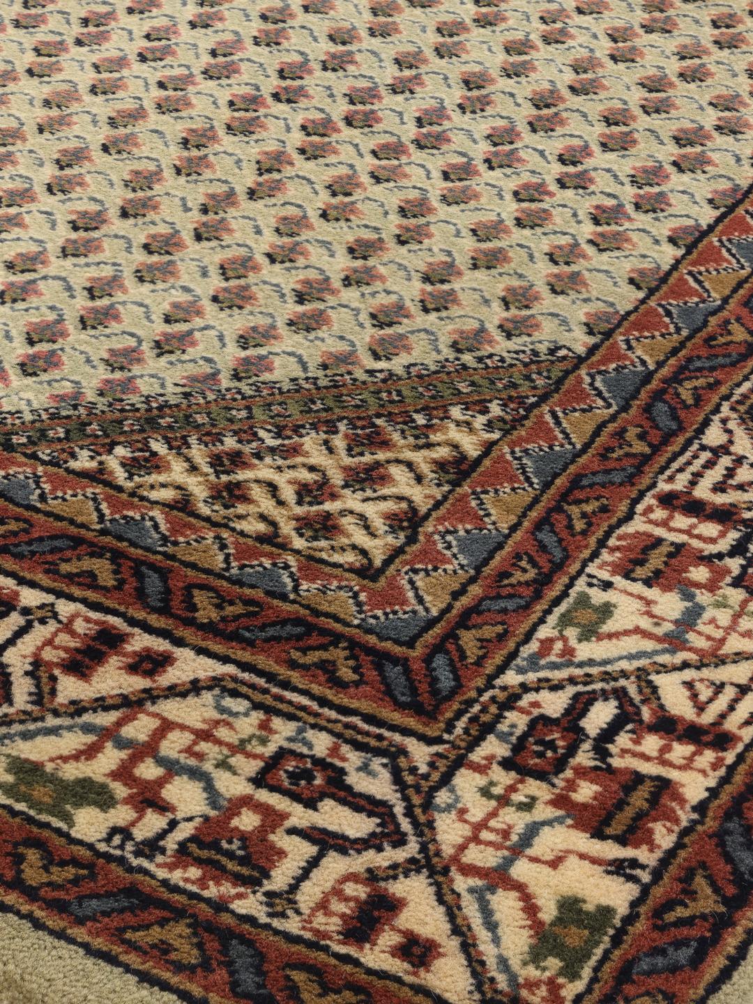 Tapis couloir Mir Indo noué à la main avec un motif floral répétitif dans des tons beige et multicolores.