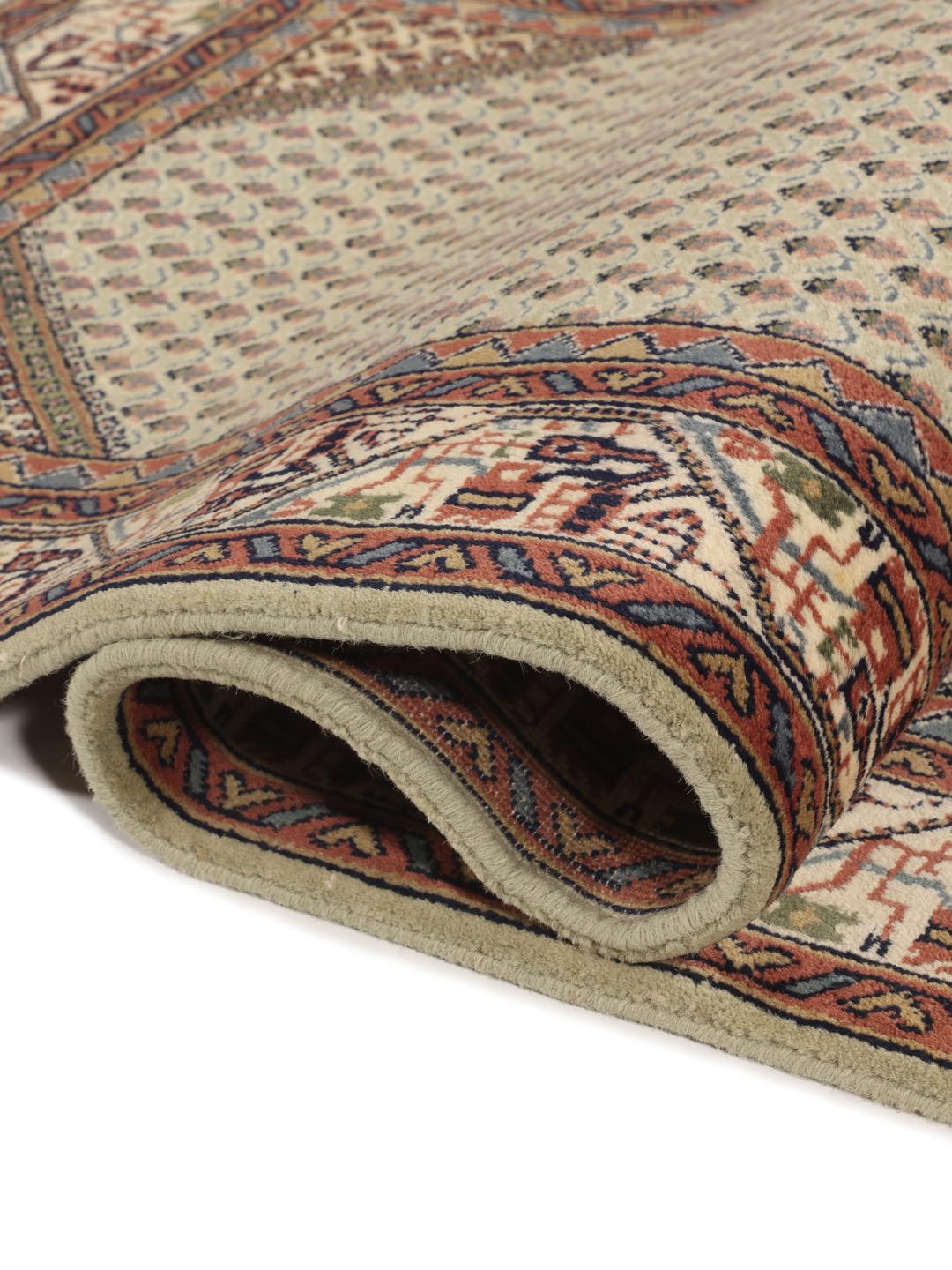 Tapis couloir Mir Indo noué à la main avec un motif floral répétitif dans des tons beige et multicolores.