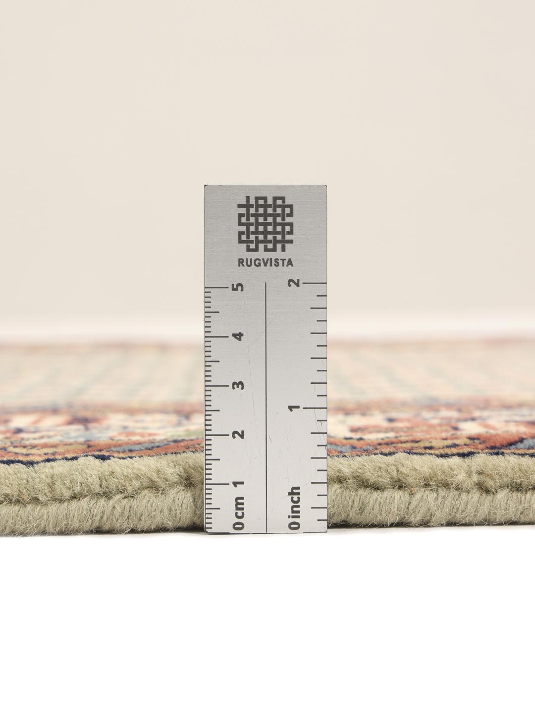 Tapis couloir Mir Indo noué à la main avec un motif floral répétitif dans des tons beige et multicolores.