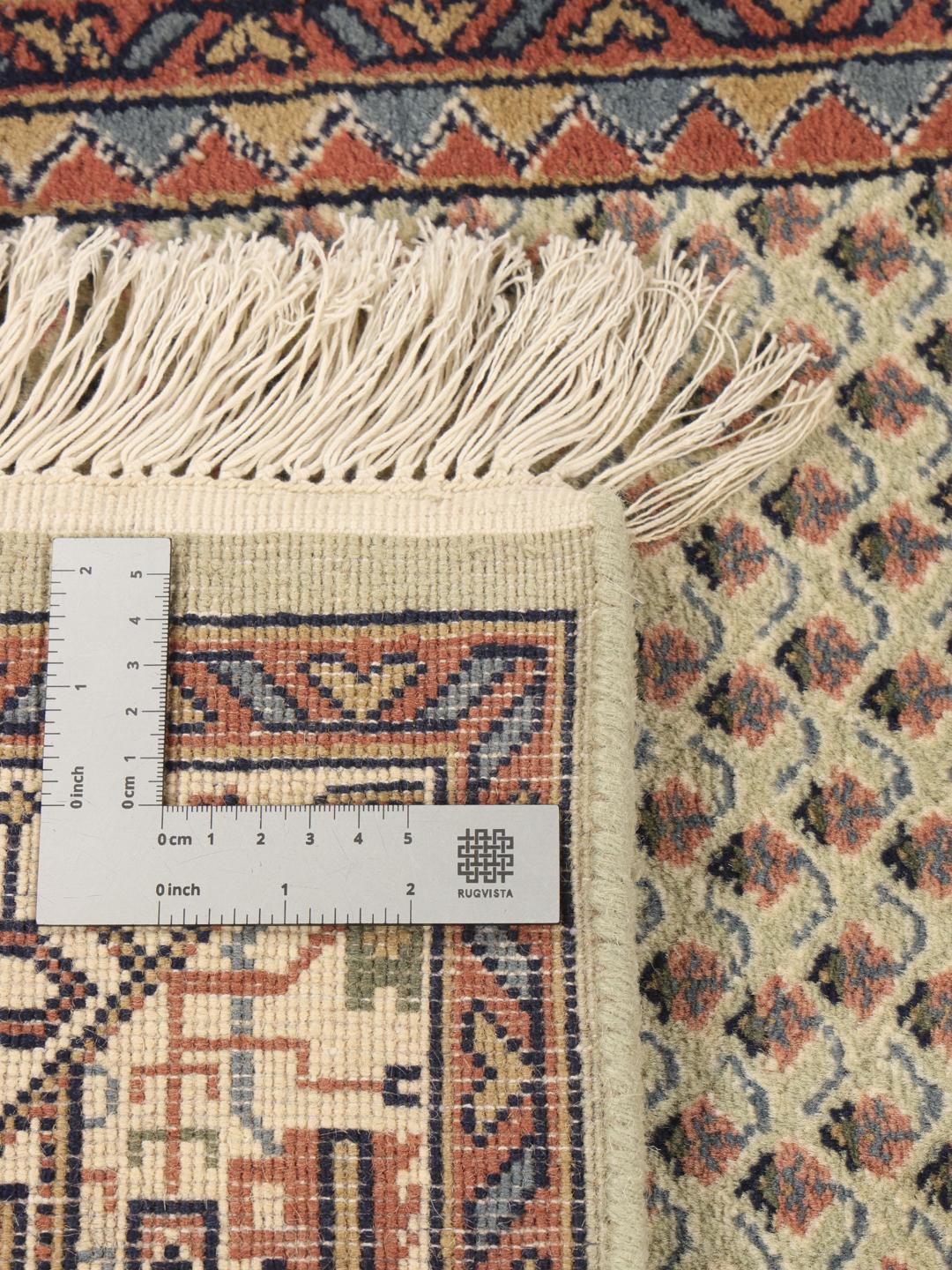 Tapis couloir Mir Indo noué à la main avec un motif floral répétitif dans des tons beige et multicolores.