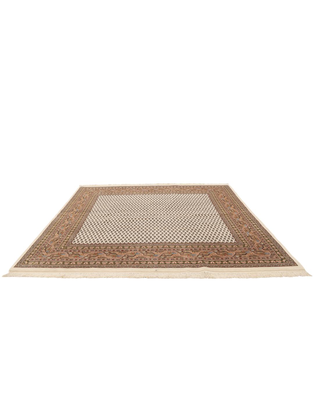 Et kvadratisk håndknyttet Mir Indo-tæppe fra Indien i brune og beige toner.