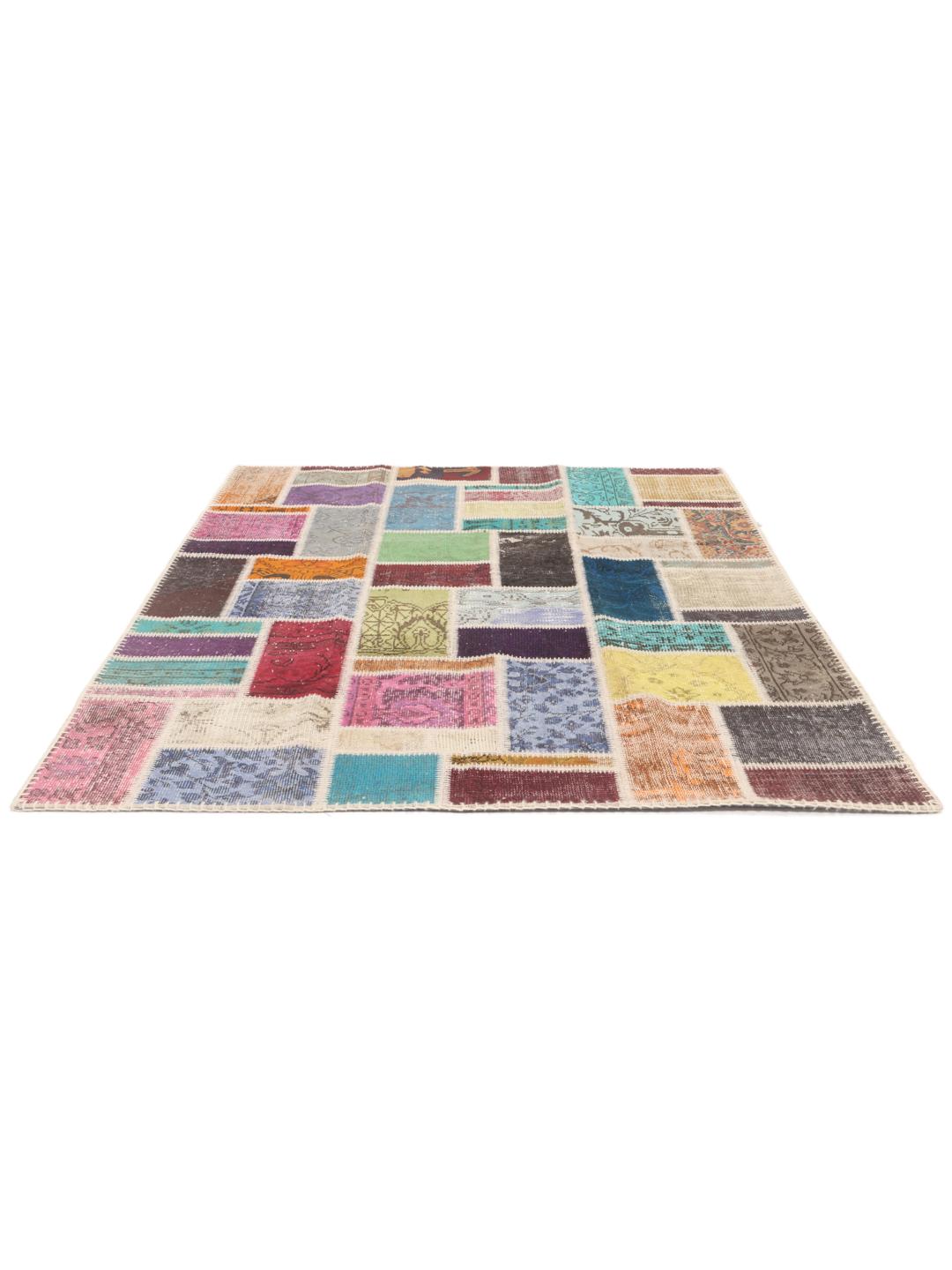 Et rektangulært patchwork-teppe fra Tyrkia med et levende flerfarget design.