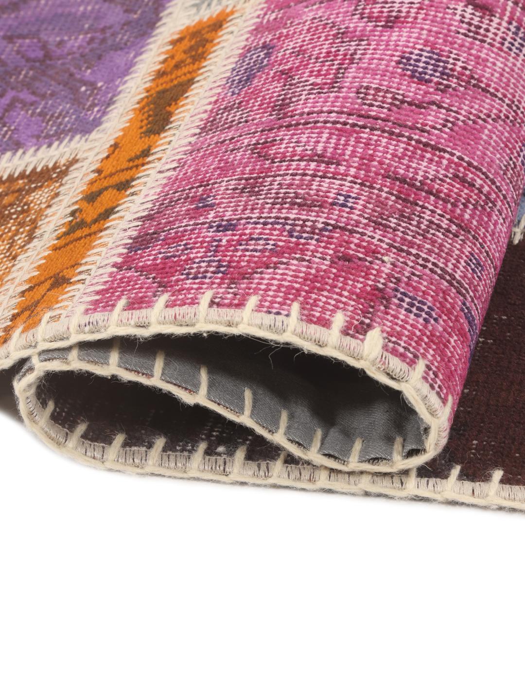 Et rektangulært patchwork-teppe fra Tyrkia med et levende flerfarget design.
