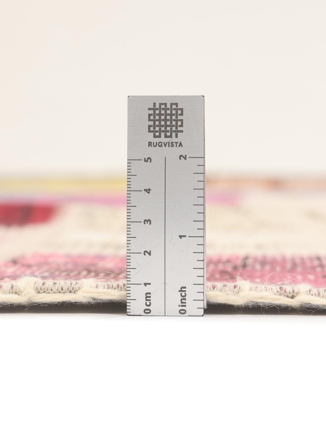 Et rektangulært patchwork-teppe fra Tyrkia med et levende flerfarget design.