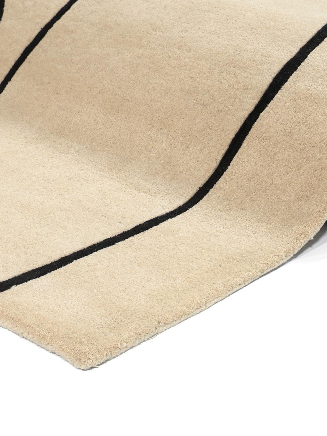 Beige en zwart handgetuft wollen tapijt met organische abstracte lijnen