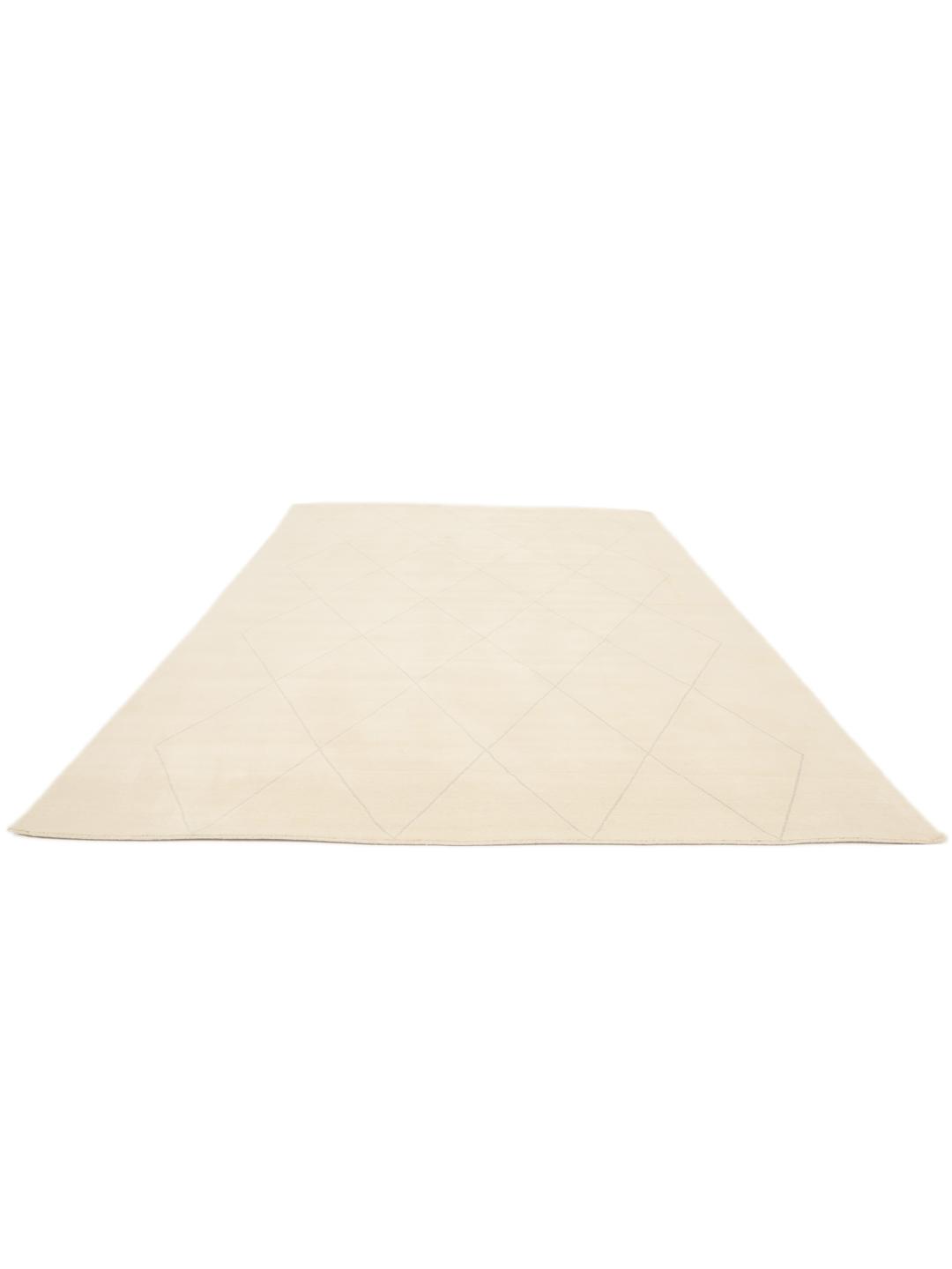 Un tapis moderne fabriqué à la main en Inde avec un motif délicat en losanges beige.