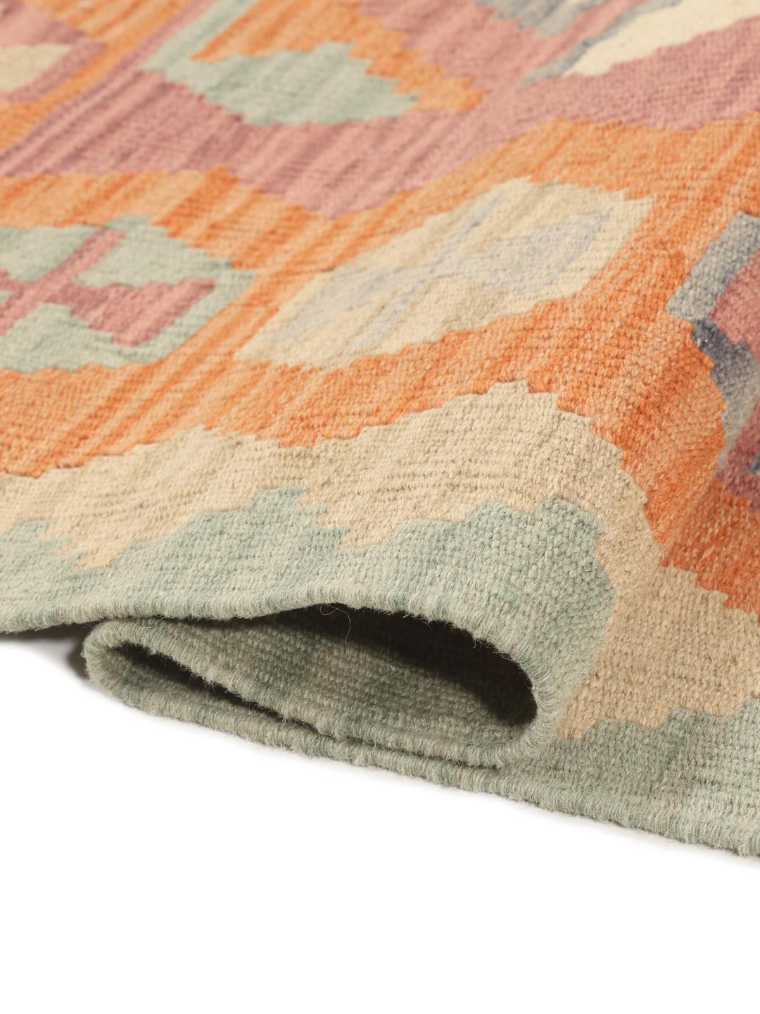 A rectangular hand-woven Kelim Ghashghai rug from the Middle East in multicolor Wool.