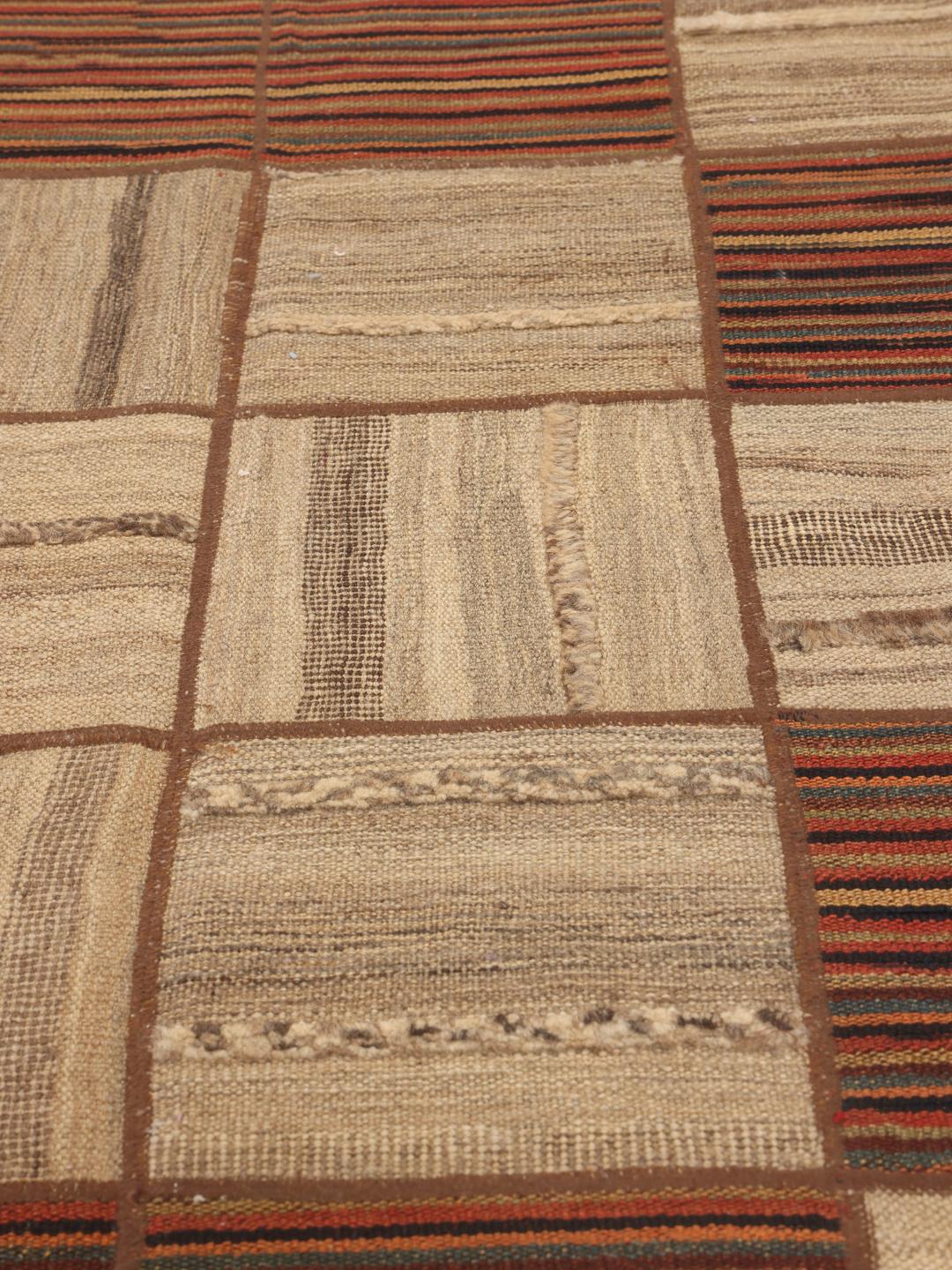 Tapis patchwork en laine tissée à la main provenant du Moyen-Orient dans des tons marron