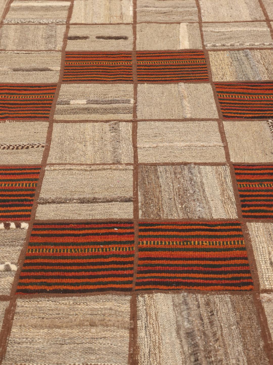 Tapis patchwork du Moyen-Orient tissé à la main dans des tons beige et marron