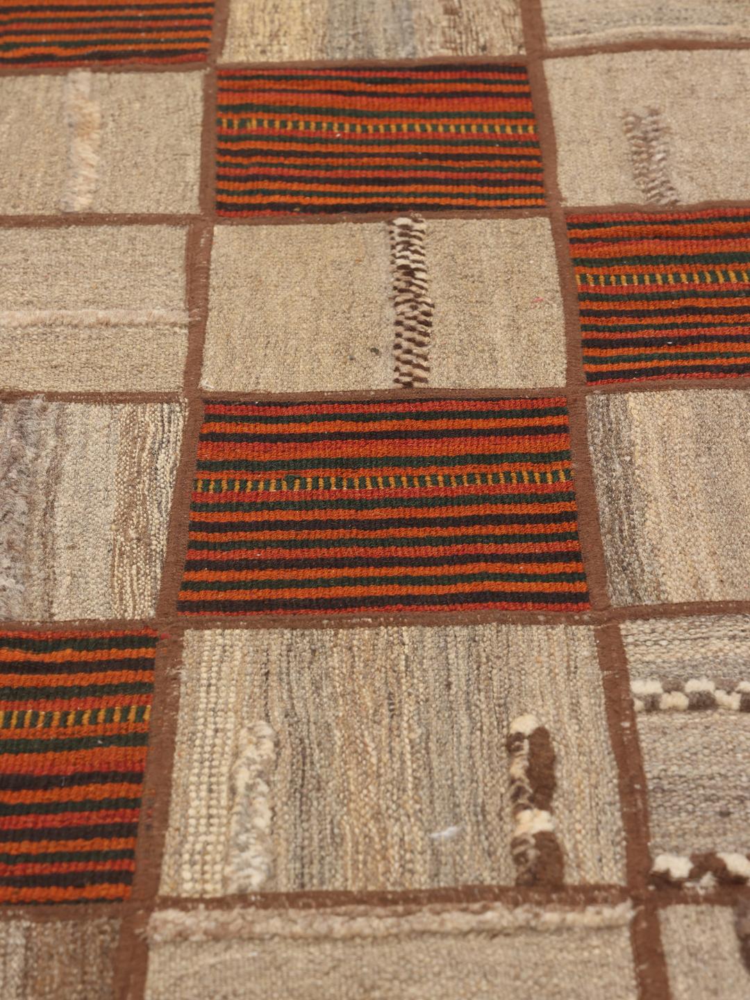 Tapis patchwork du Moyen-Orient tissé à la main dans des tons beige et marron
