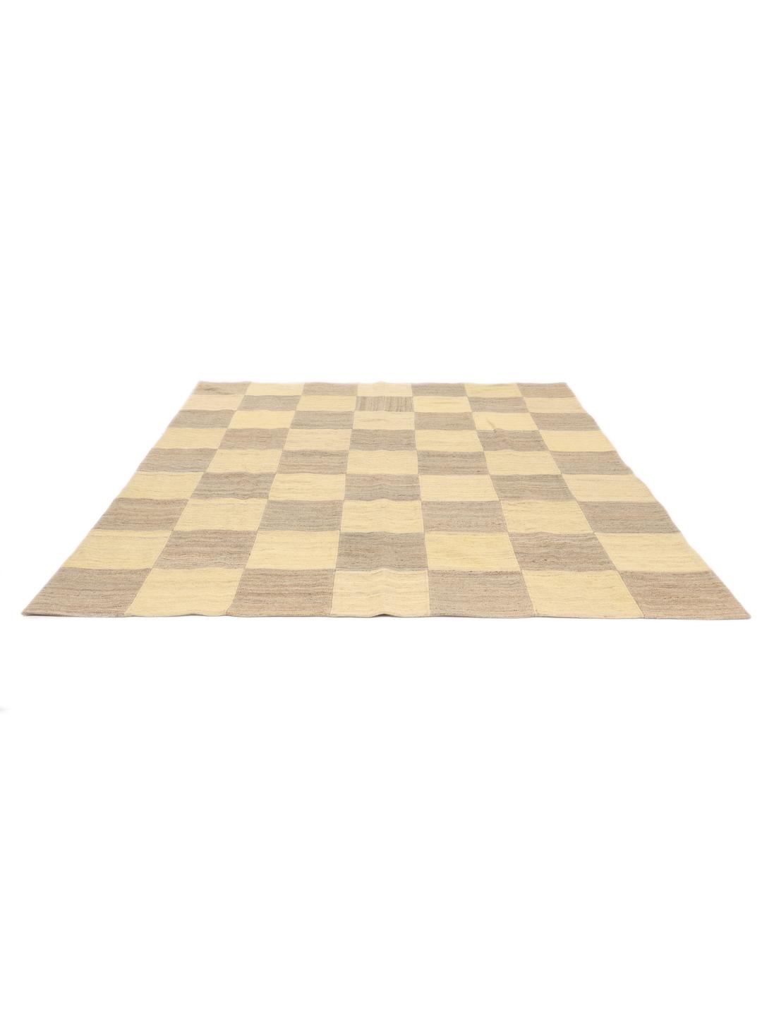Tapis patchwork tissé main avec un motif à damier beige et marron provenant du Moyen-Orient