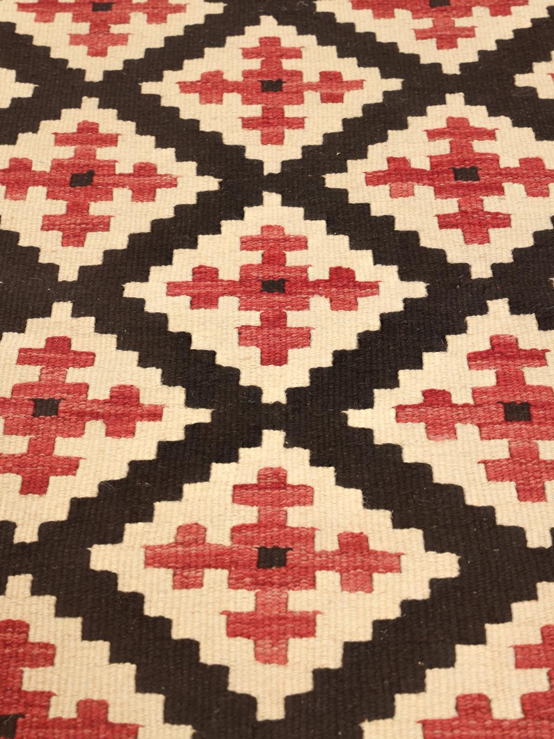Håndvævet Kelim Ghashghai-tæppe med geometriske mønstre i rød, sort og beige.