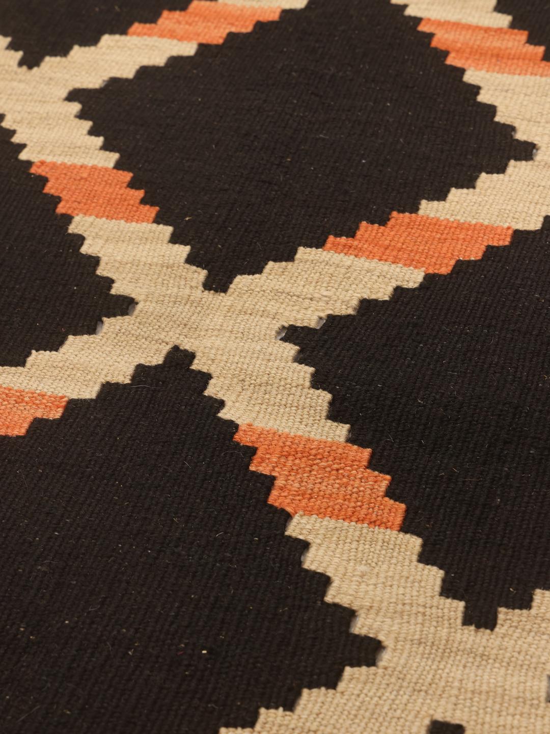 Håndvævet Ghashghai-kelim med sorte og orange geometriske diamantmønstre