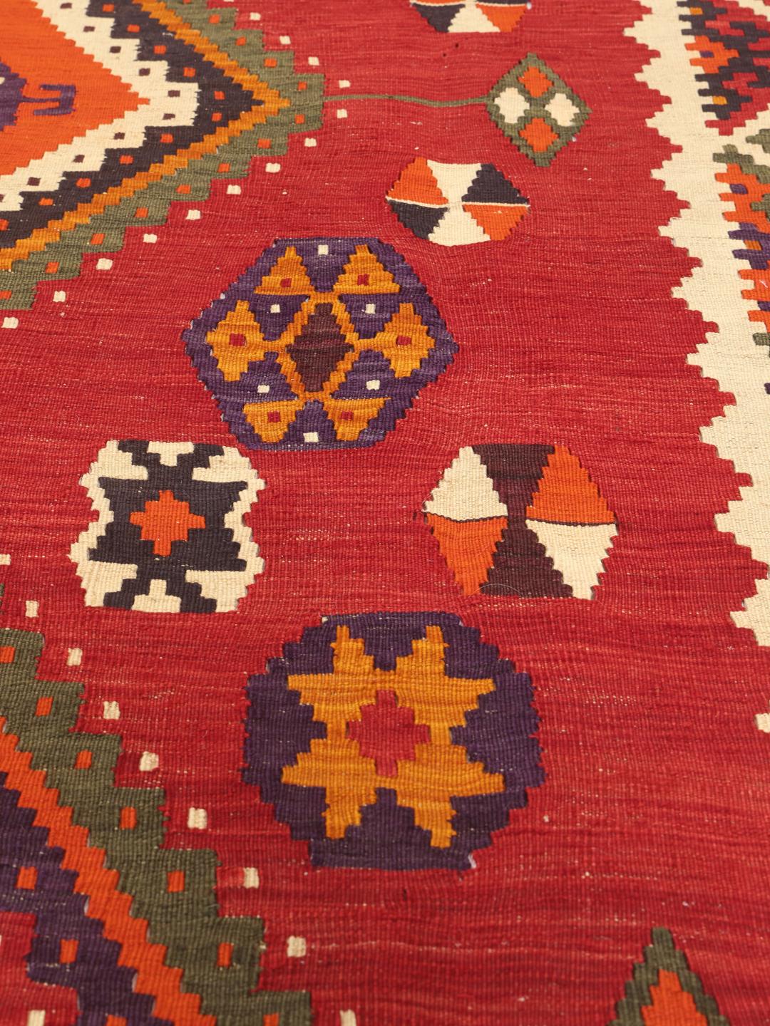 Tapis kilim vintage tissé à la main provenant du Moyen-Orient en rouge