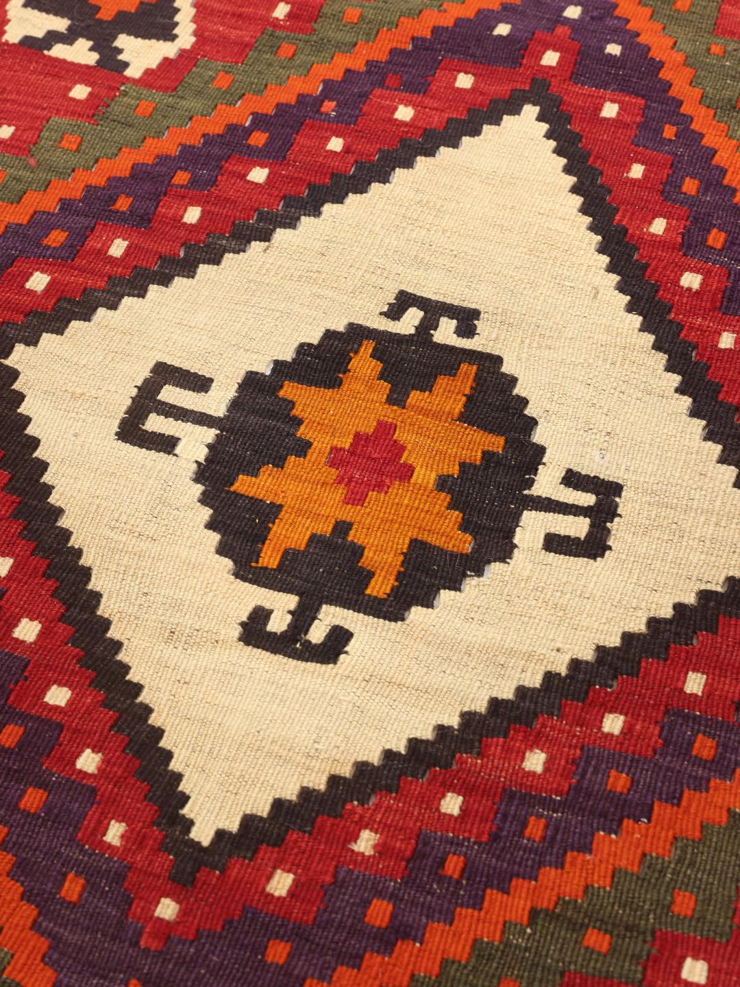 Tapis kilim vintage tissé à la main provenant du Moyen-Orient en rouge