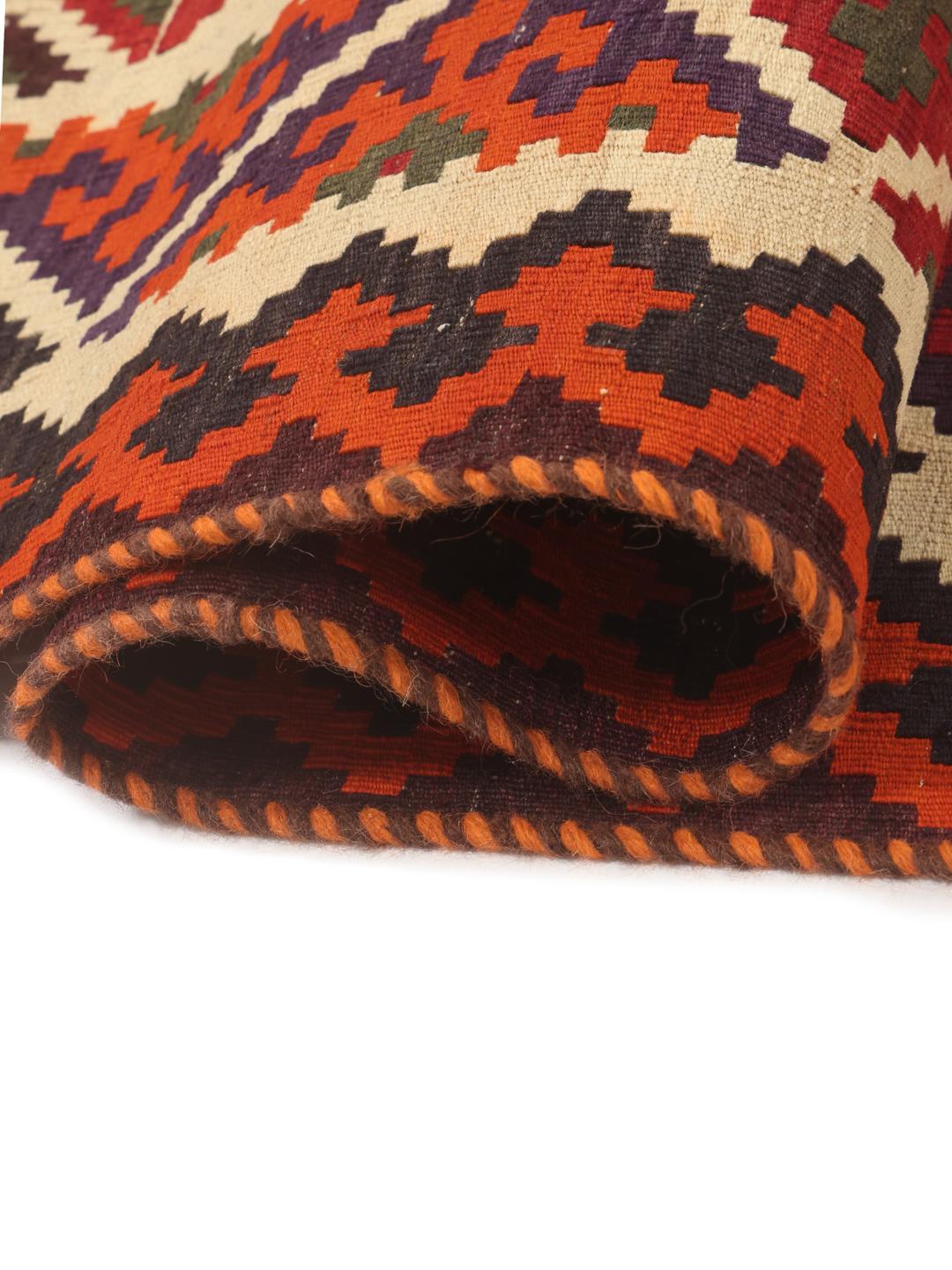 Tapis kilim vintage tissé à la main provenant du Moyen-Orient en rouge