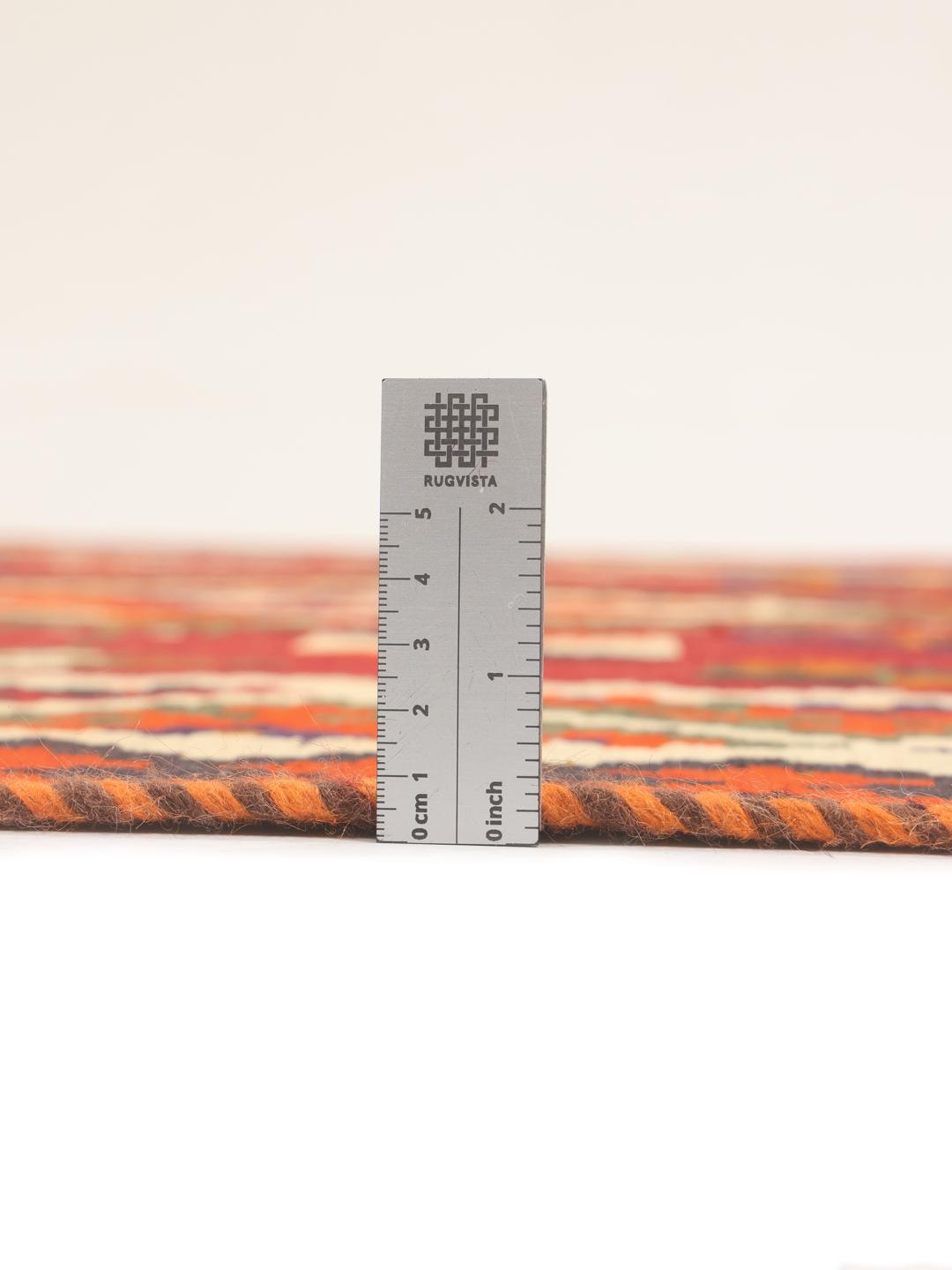 Tapis kilim vintage tissé à la main provenant du Moyen-Orient en rouge