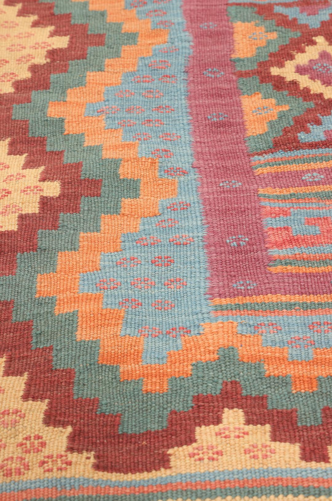 Håndvævet Kilim Sirdjan tæppe fra Mellemøsten i levende flerfarvede nuancer.