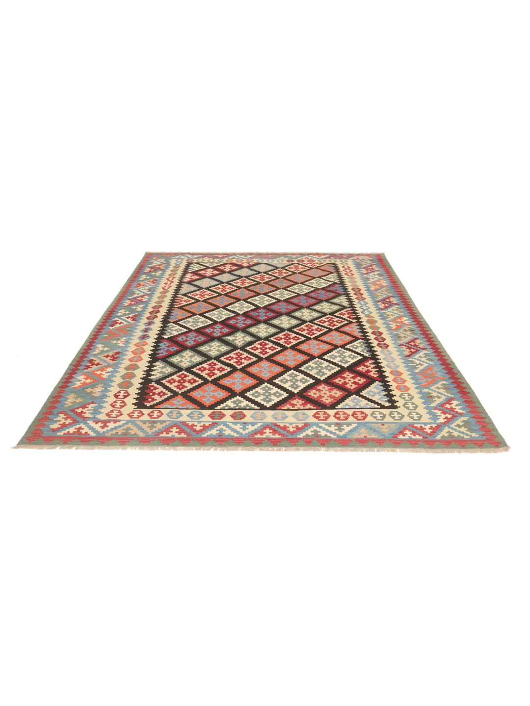 Et stort rektangulært håndvævet Kilim Ghashghai tæppe fra Mellemøsten med et flerfarvet geometrisk mønster.