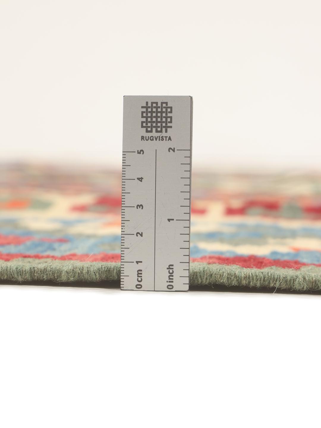 Et stort rektangulært håndvævet Kilim Ghashghai tæppe fra Mellemøsten med et flerfarvet geometrisk mønster.