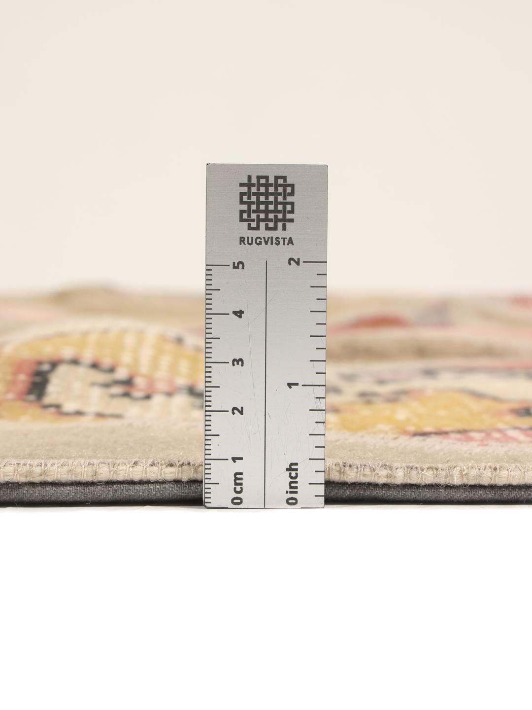 Een uniek Turks patchwork tapijt met een geometrisch driehoekspatroon in veelkleurige wol.