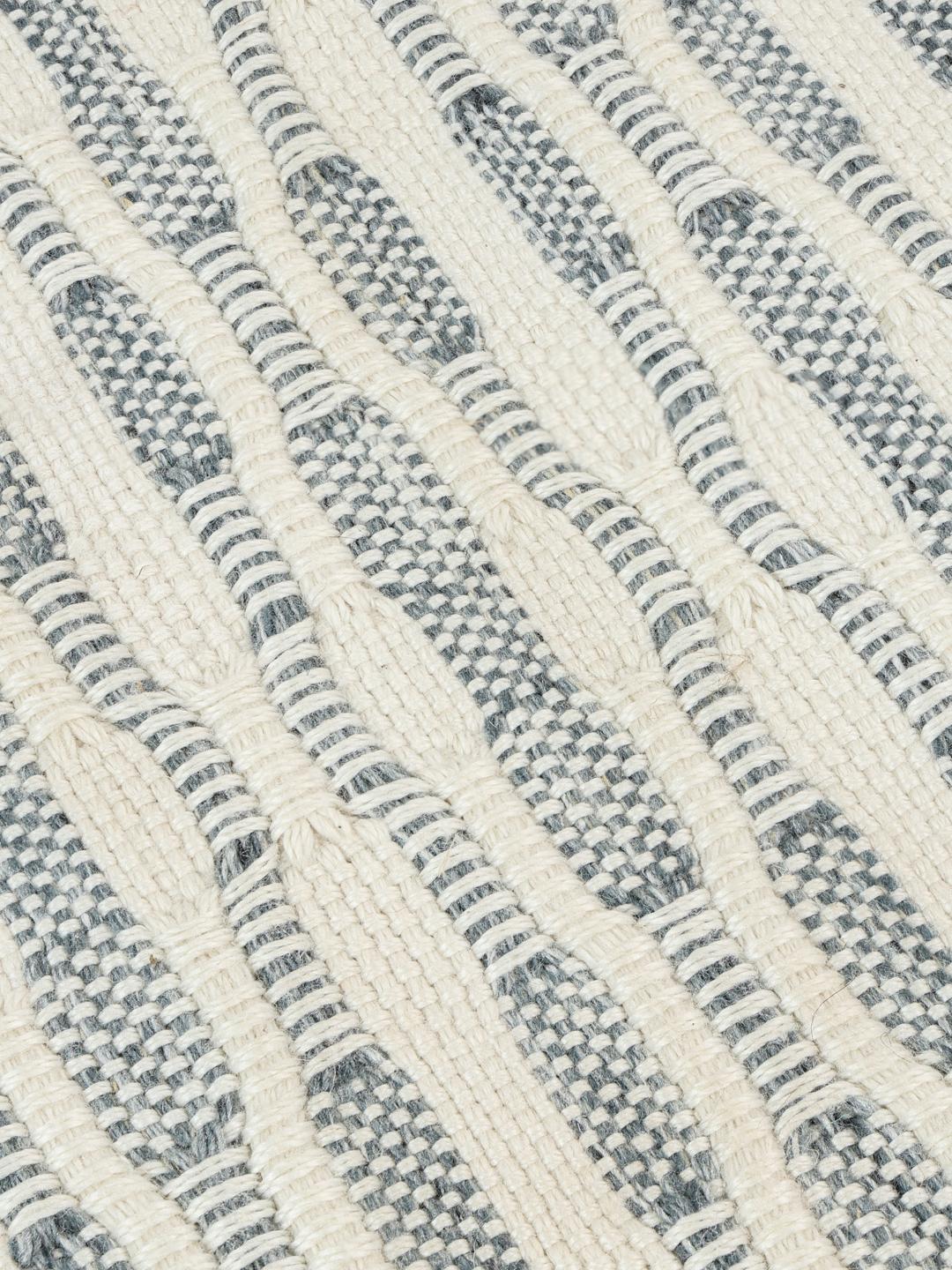 Tapis bleu et blanc avec une texture tissée