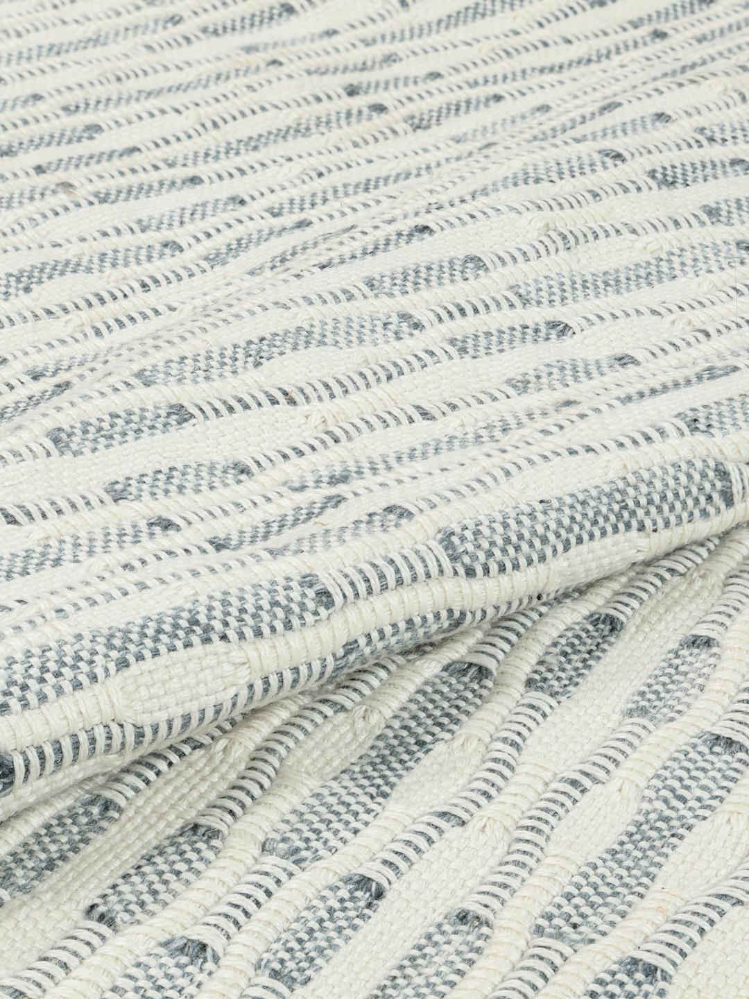 Tapis bleu et blanc avec une texture tissée