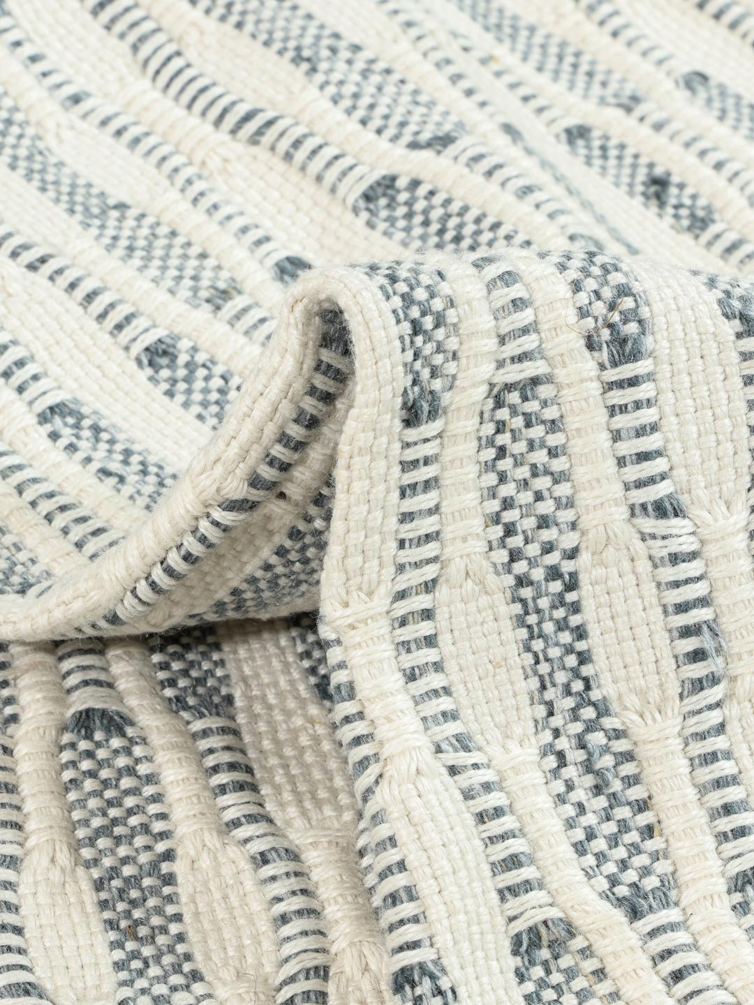 Tapis bleu et blanc avec une texture tissée
