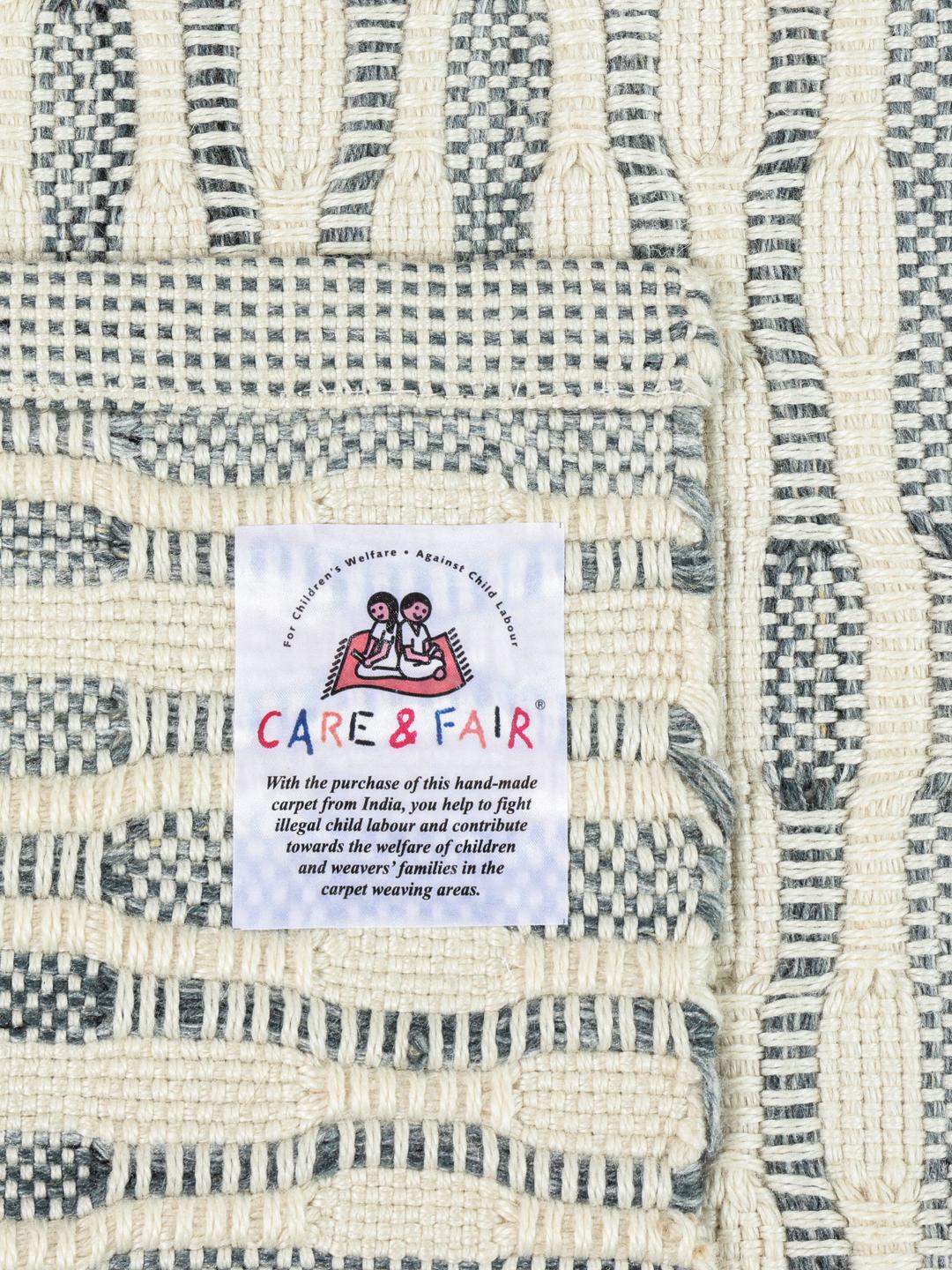 Tapis bleu et blanc avec une texture tissée