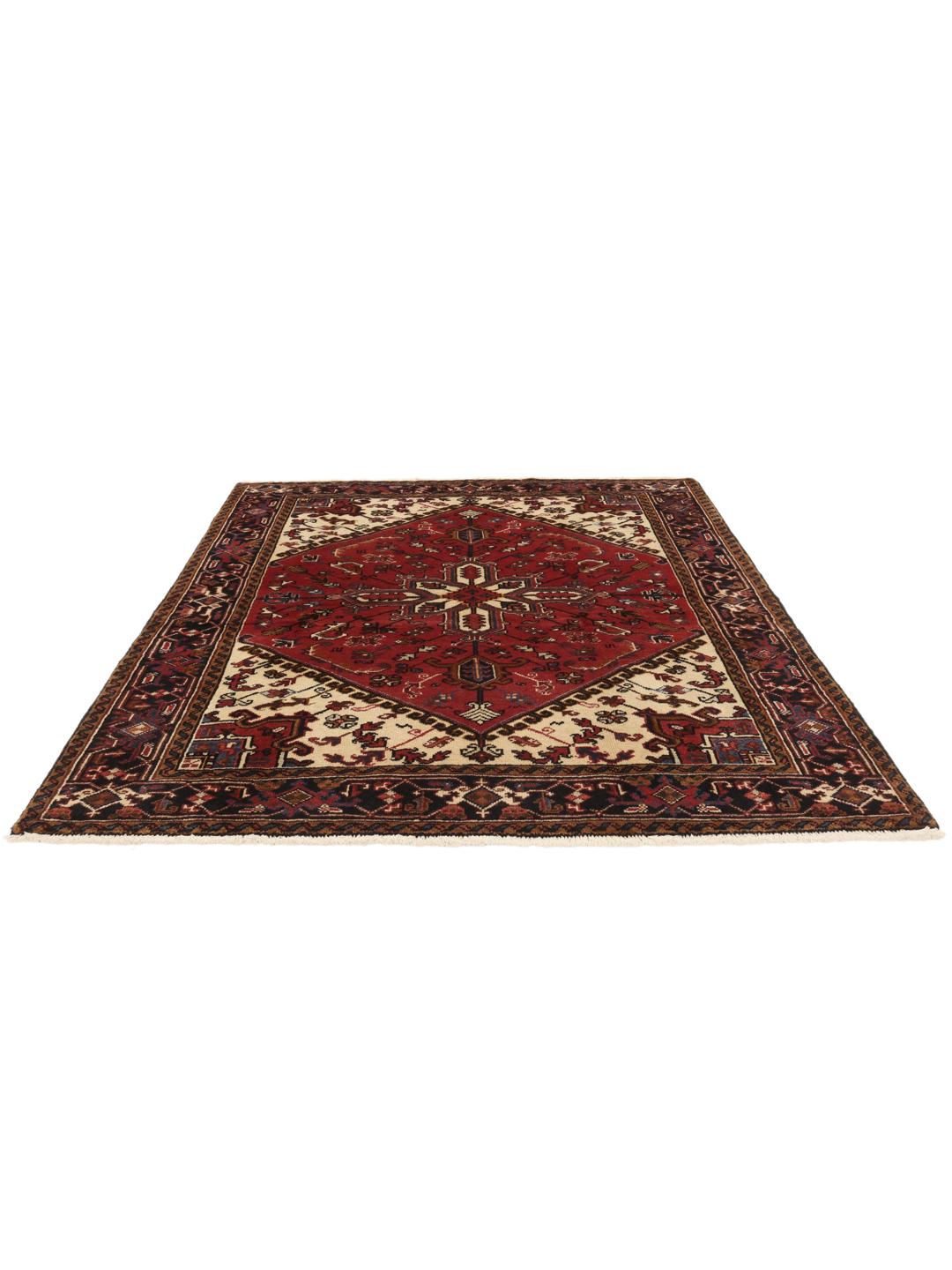 Un tapis Mehraban noué à la main provenant du Moyen-Orient, arborant un motif géométrique audacieux dans des tons de rouge et de beige.